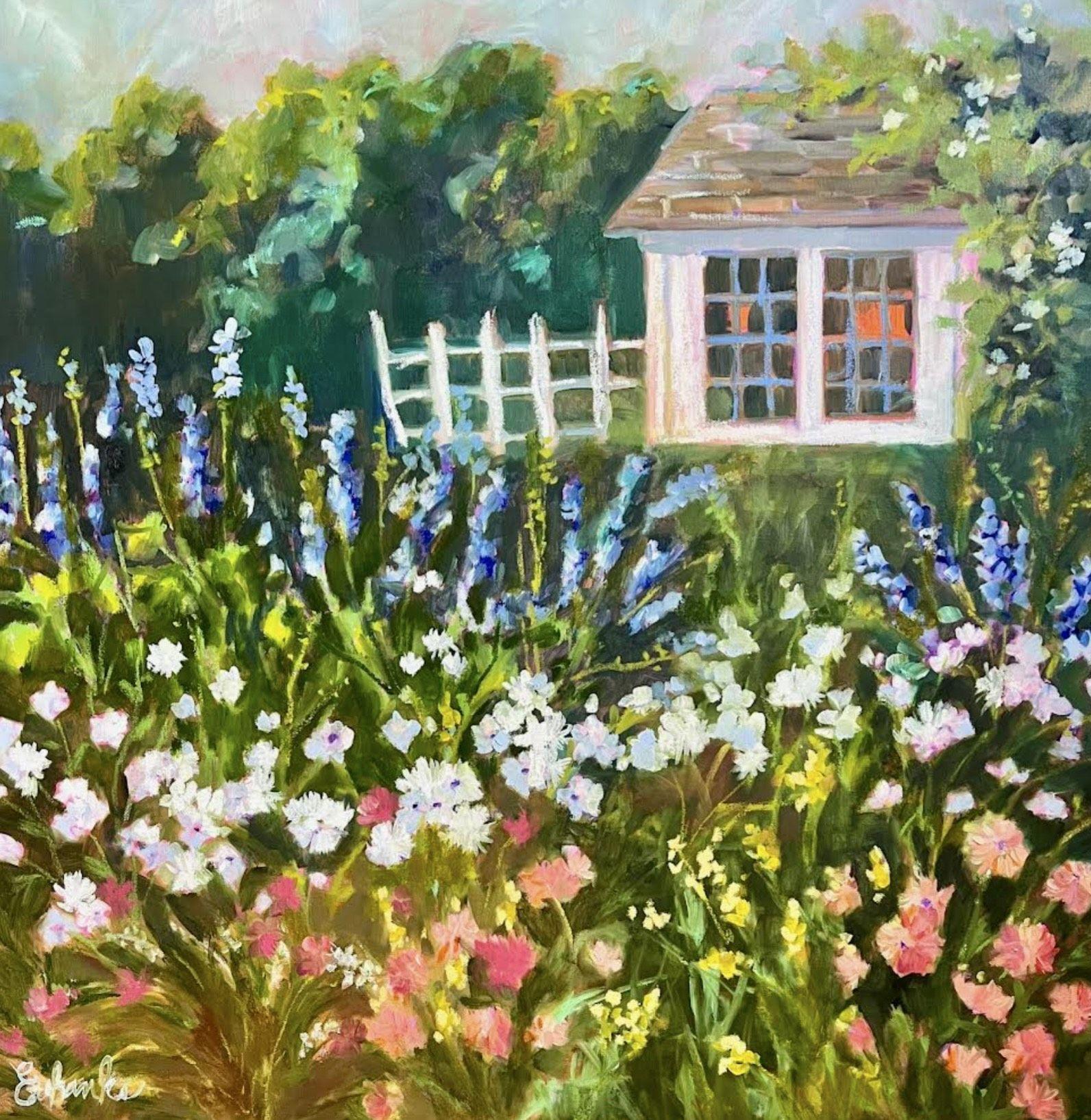 Lori Eubanks "In My Garden" est une peinture à l'huile sur toile de 30x30. Whiting représente une maison blanche avec un jardin de fleurs colorées au premier plan et des arbres à l'arrière-plan.   Des rangées de fleurs sauvages aux couleurs vives