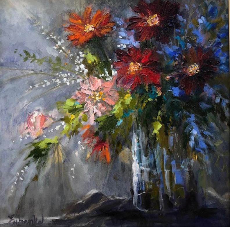 Dieses farbenfrohe Stillleben "Inside Out" der Künstlerin Lori Eubanks ist ein 20x20 großes Ölgemälde auf Leinwand, das einen Blumenstrauß mit großen roten, rosa und orangefarbenen Blüten und kleineren weißen und blauen Blüten in einer großen Vase