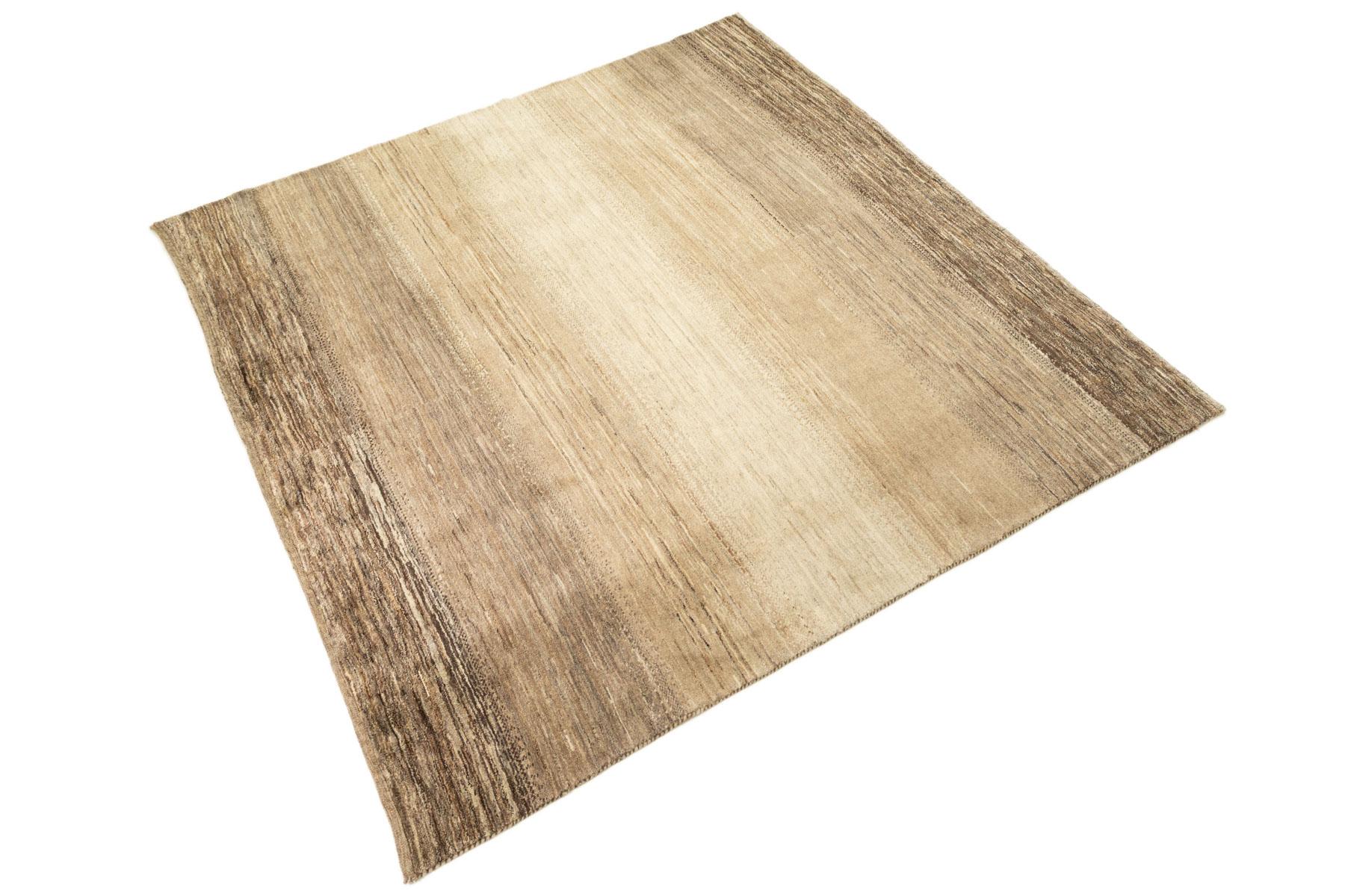 Lori Gabbeh persiano, tessuto in Iran intorno al 2000.

Questo Gabbeh contemporaneo presenta una morbida sfumatura orizzontale che passa attraverso le tonalità naturali dell'avorio, del sabbia, del beige e del marrone caldo. La composizione