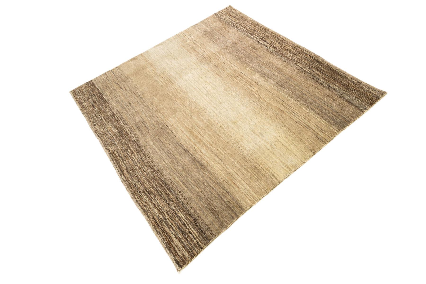 Persiano Gabbeh Lori, annodato a mano, 8,2 × 6,7 piedi - Beige naturale e marrone sfumato in vendita