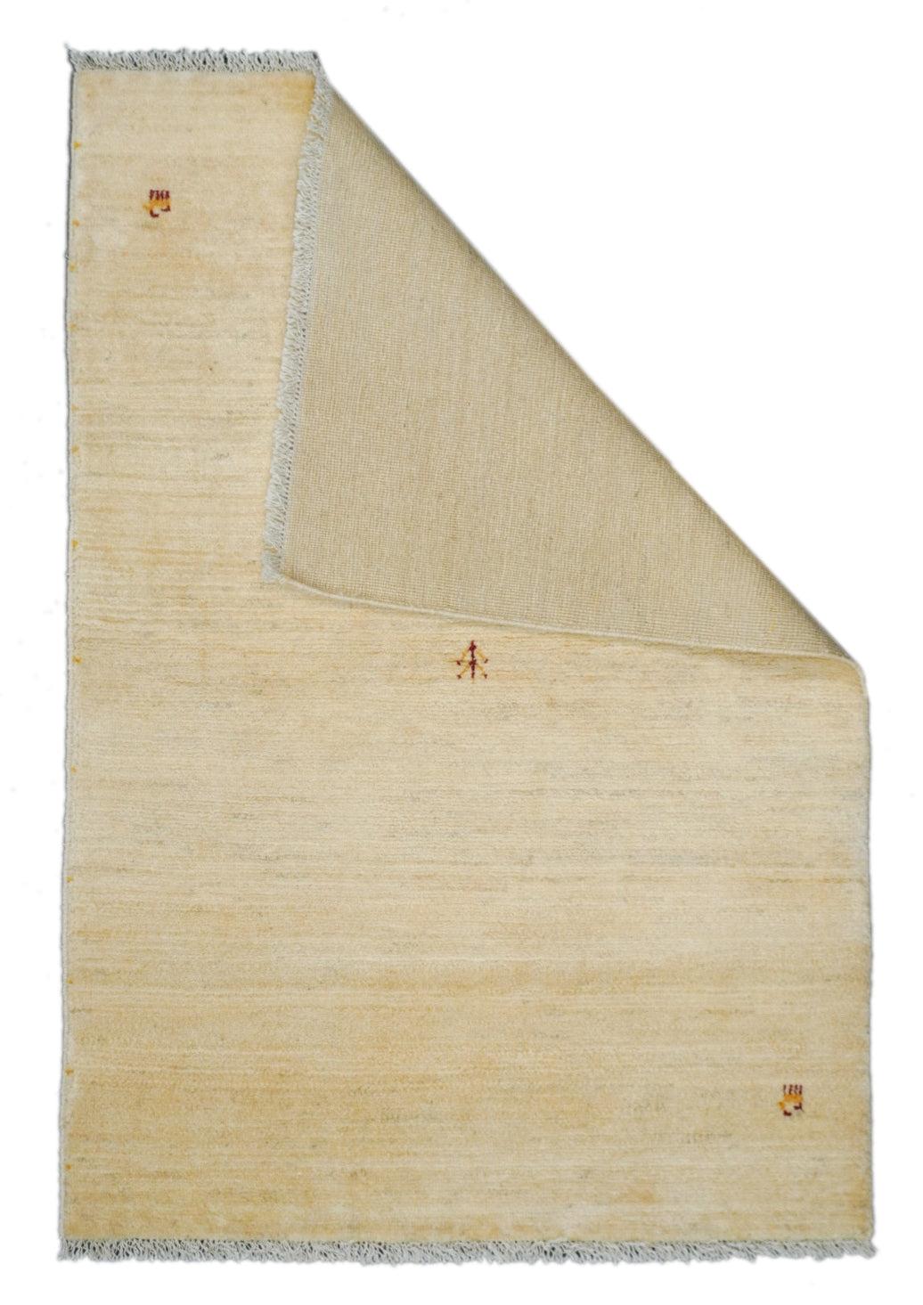 Lori Gabbeh Teppich 3'9'' x 5'7''. Die Teppiche der Nomaden von Luristan sind Westpersien. Geometrische Muster in zentralisierten oder übergreifenden Layouts, Wollfundamente, ähneln ein wenig ihren Parallelen aus Fars. Verstreut auf langen Teppichen