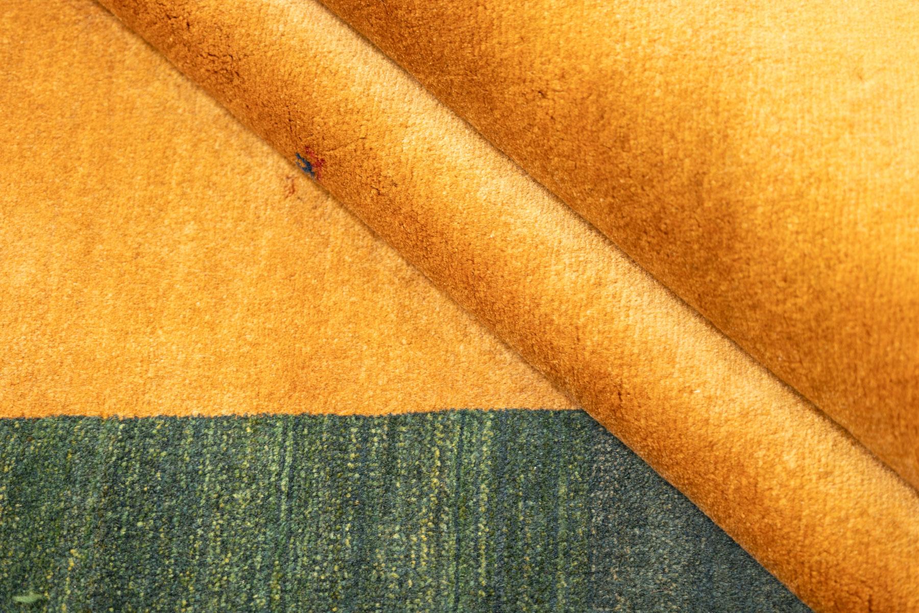 Lori Gabbeh Teppich, handgeknüpft, 7,5 × 5,5 ft - Gelb und Grün (Wolle) im Angebot