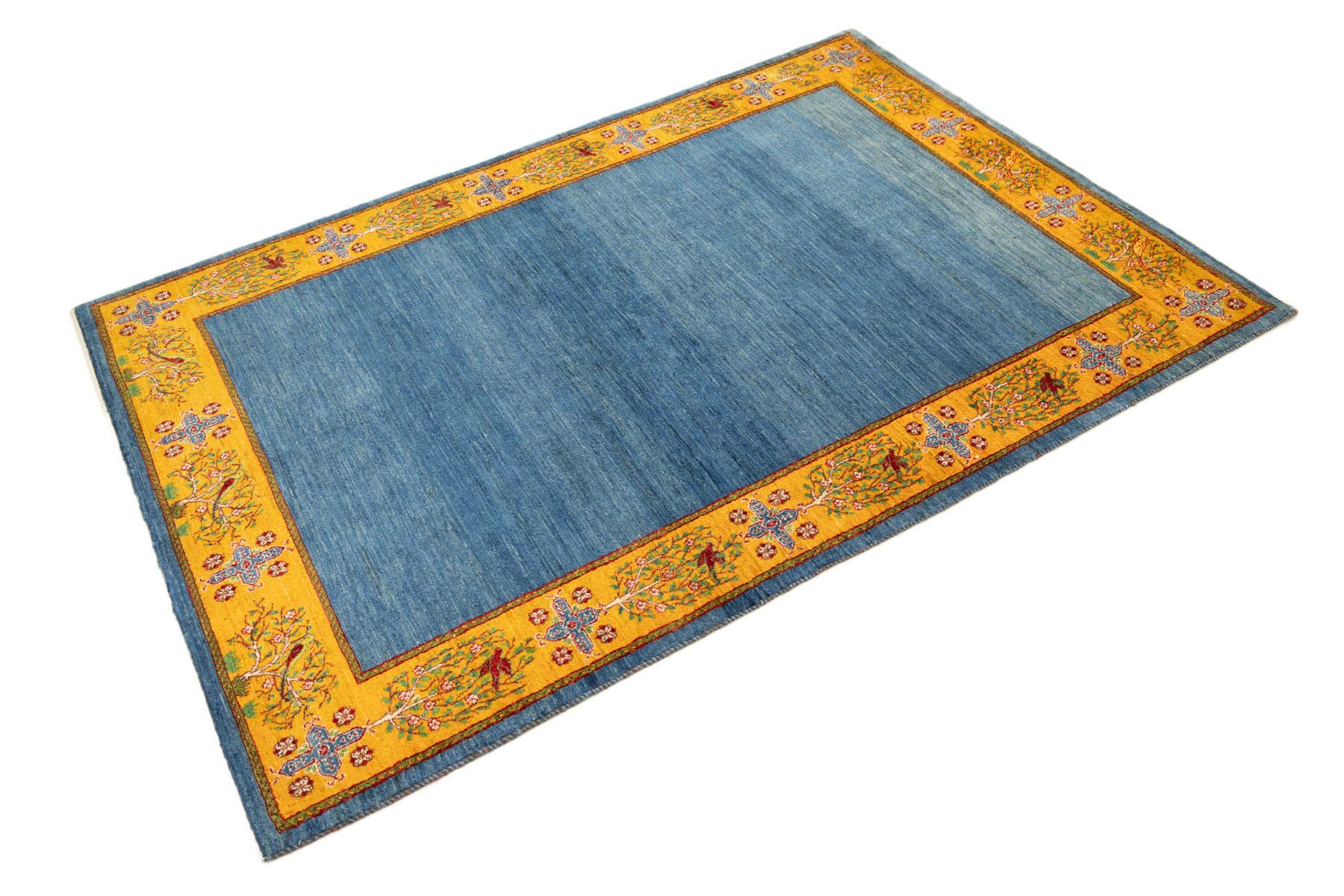 Handgeknüpfter moderner Lori Gabbeh-Teppich, neu gewebt und auf Bestellung im Iran um 2000 hergestellt.

Dieser moderne Gabbeh zeigt ein ruhiges blaues Feld, das von einer leuchtend gelben Bordüre mit zarten floralen und geometrischen Motiven