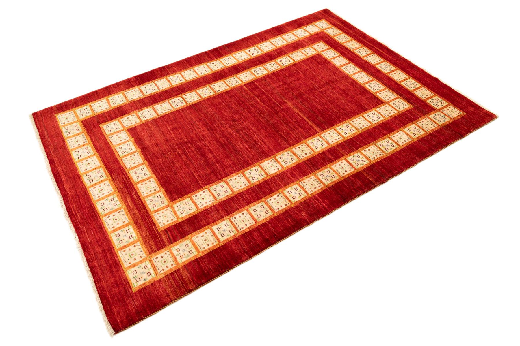 Tappeto persiano Lori Gabbeh, tessuto in Iran nel 2000 circa.

Questo pezzo Gabbeh contemporaneo presenta un ricco campo rosso intenso incorniciato da un bordo geometrico avorio disposto a gradini. La composizione grafica e minimale crea un forte