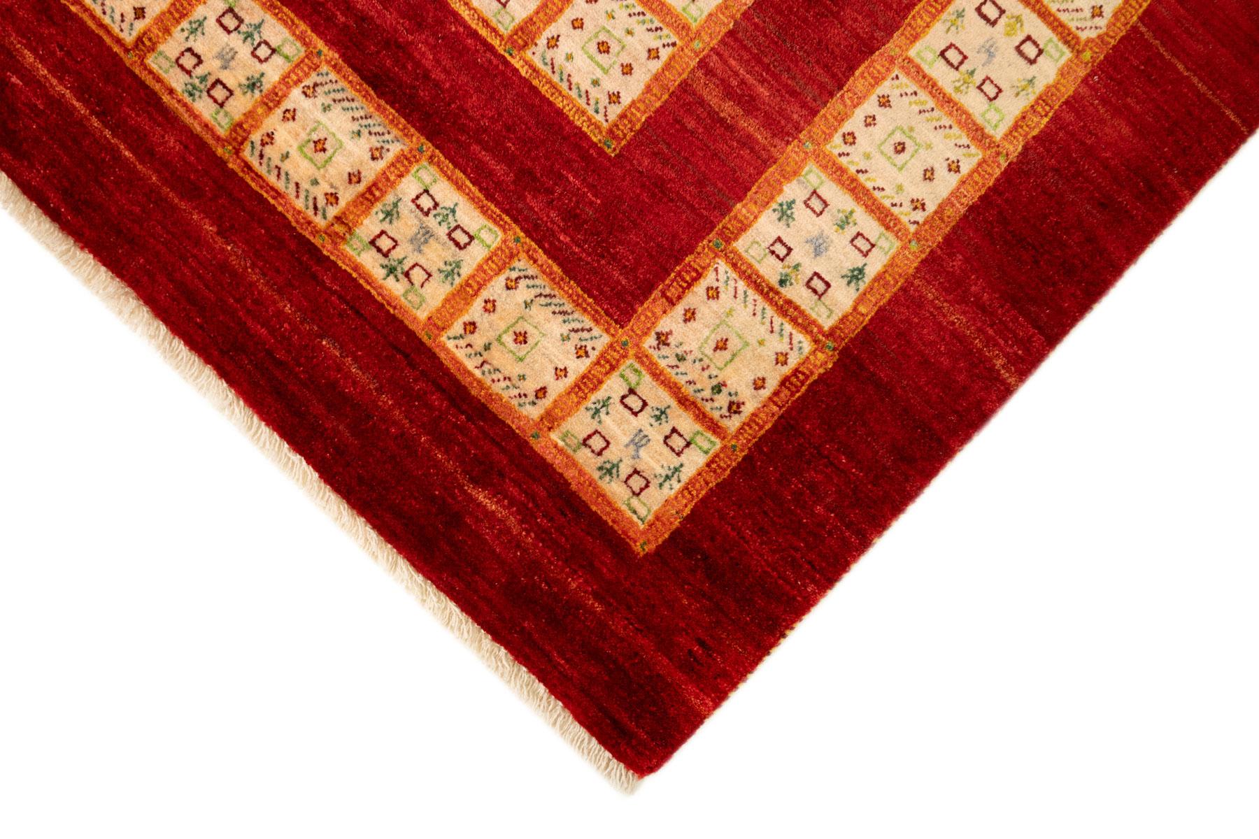 Tappeto Lori Gabbeh, annodato a mano, 8,3 × 5,6 piedi - Rosso intenso e avorio In condizioni ottime in vendita a North Bergen, NJ