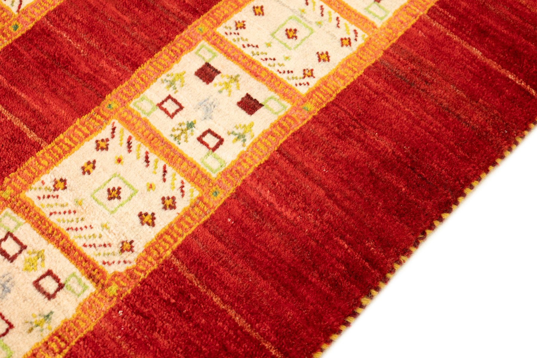 XXI secolo e contemporaneo Tappeto Lori Gabbeh, annodato a mano, 8,3 × 5,6 piedi - Rosso intenso e avorio in vendita