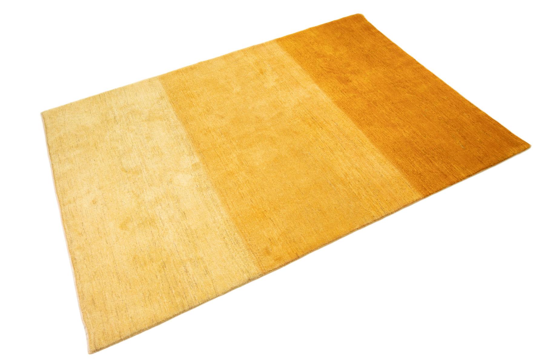 Persischer Lori Gabbeh, gewebt im Iran um 2000.

Dieser minimalistische Lori Gabbeh zeigt ein ruhiges, warmes gelbes Feld mit sanften, natürlichen Farbabstufungen, die von hellem Elfenbein bis zu satten Goldtönen reichen. Der subtile horizontale