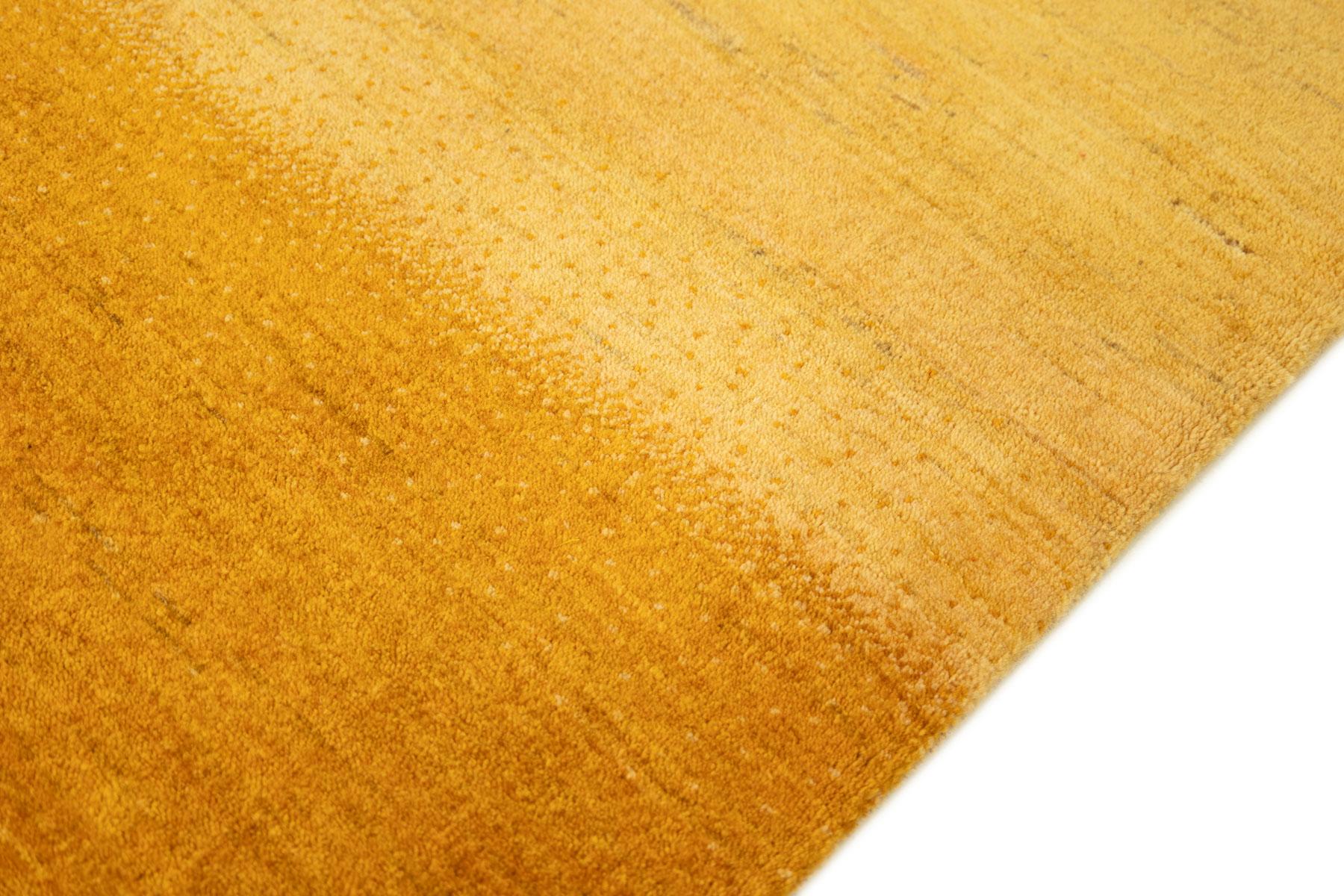 Lori Gabbeh Teppich, handgeknüpft, 8,7 × 5,5 Fuß - Warmes Gelb und weiches Gold im Zustand „Hervorragend“ im Angebot in North Bergen, NJ