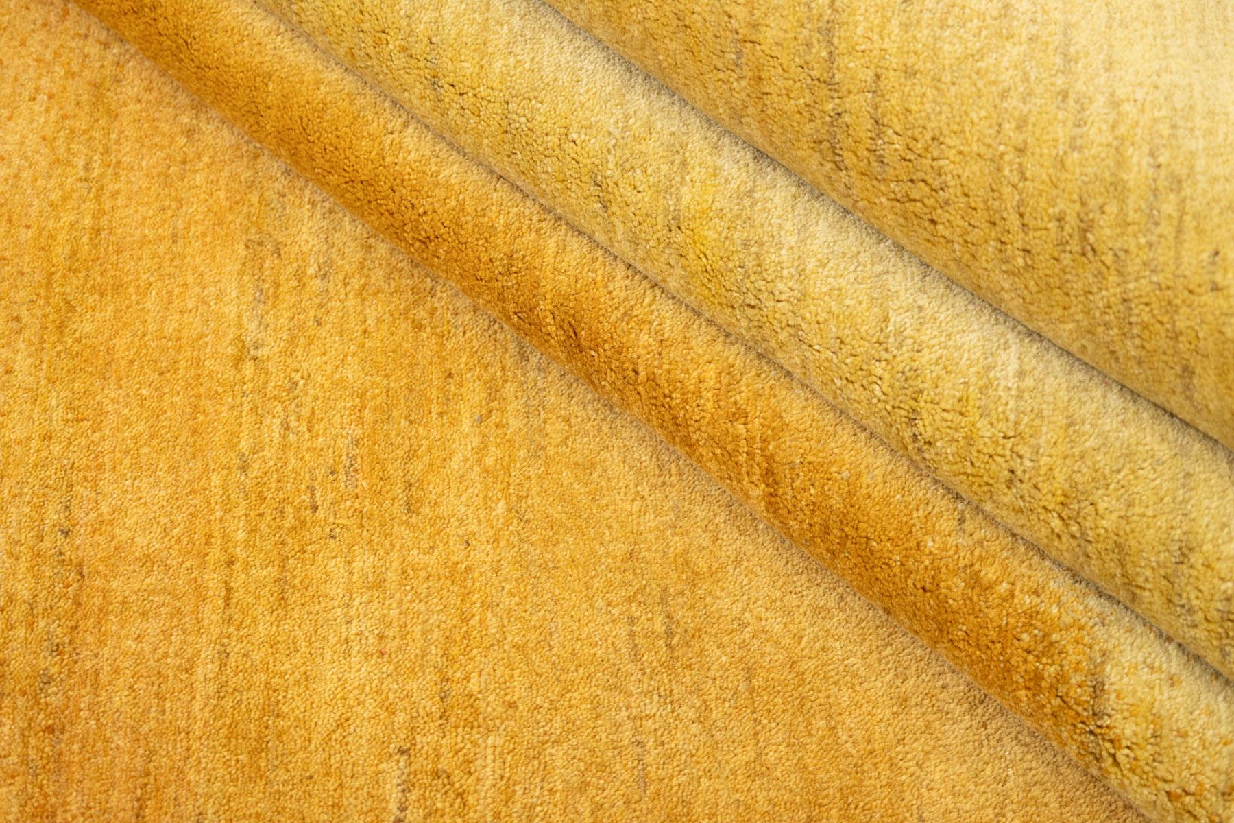 Lori Gabbeh Teppich, handgeknüpft, 8,7 × 5,5 Fuß - Warmes Gelb und weiches Gold (Wolle) im Angebot