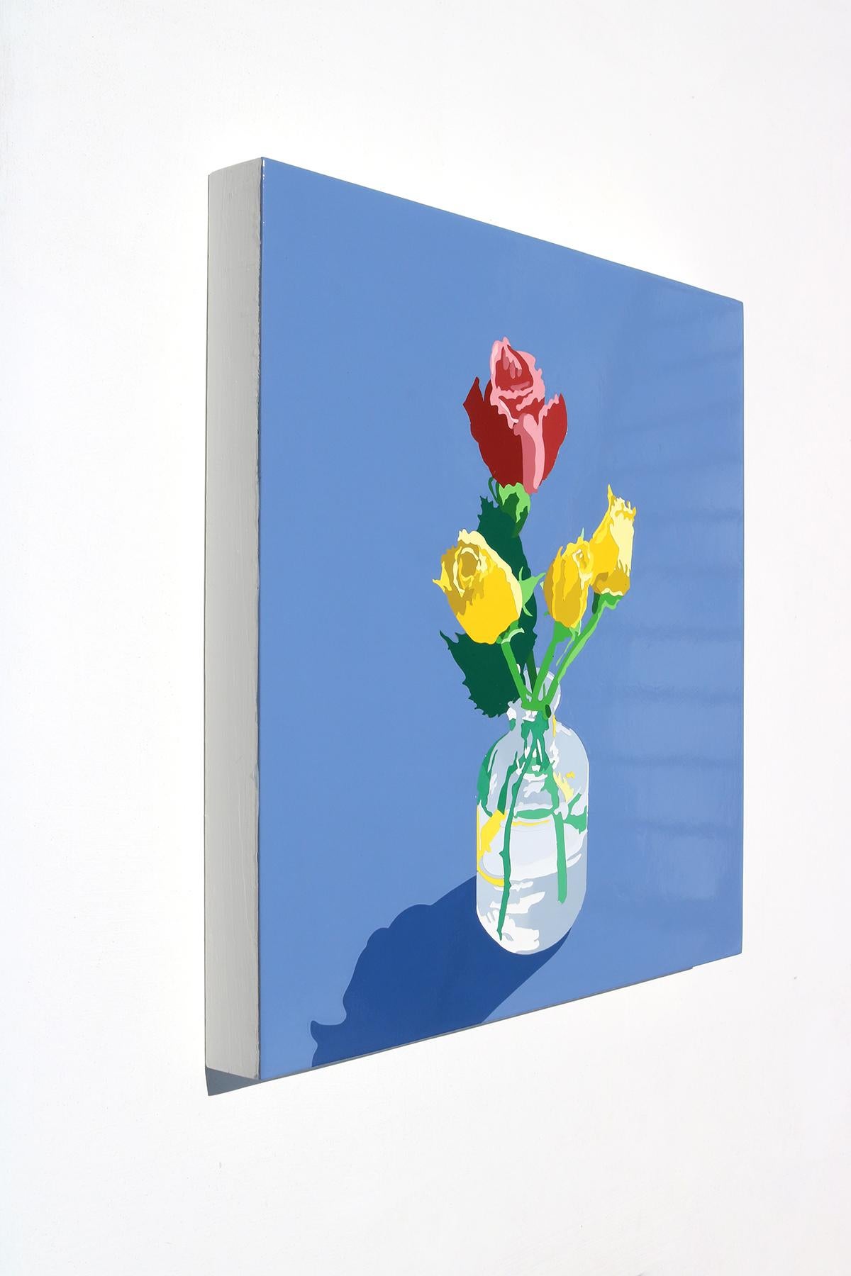 Pintura Floral 52, Un Brillante Pequeño Bodegón Floral Azul Pop con Rosas - Painting de Lori Larusso 