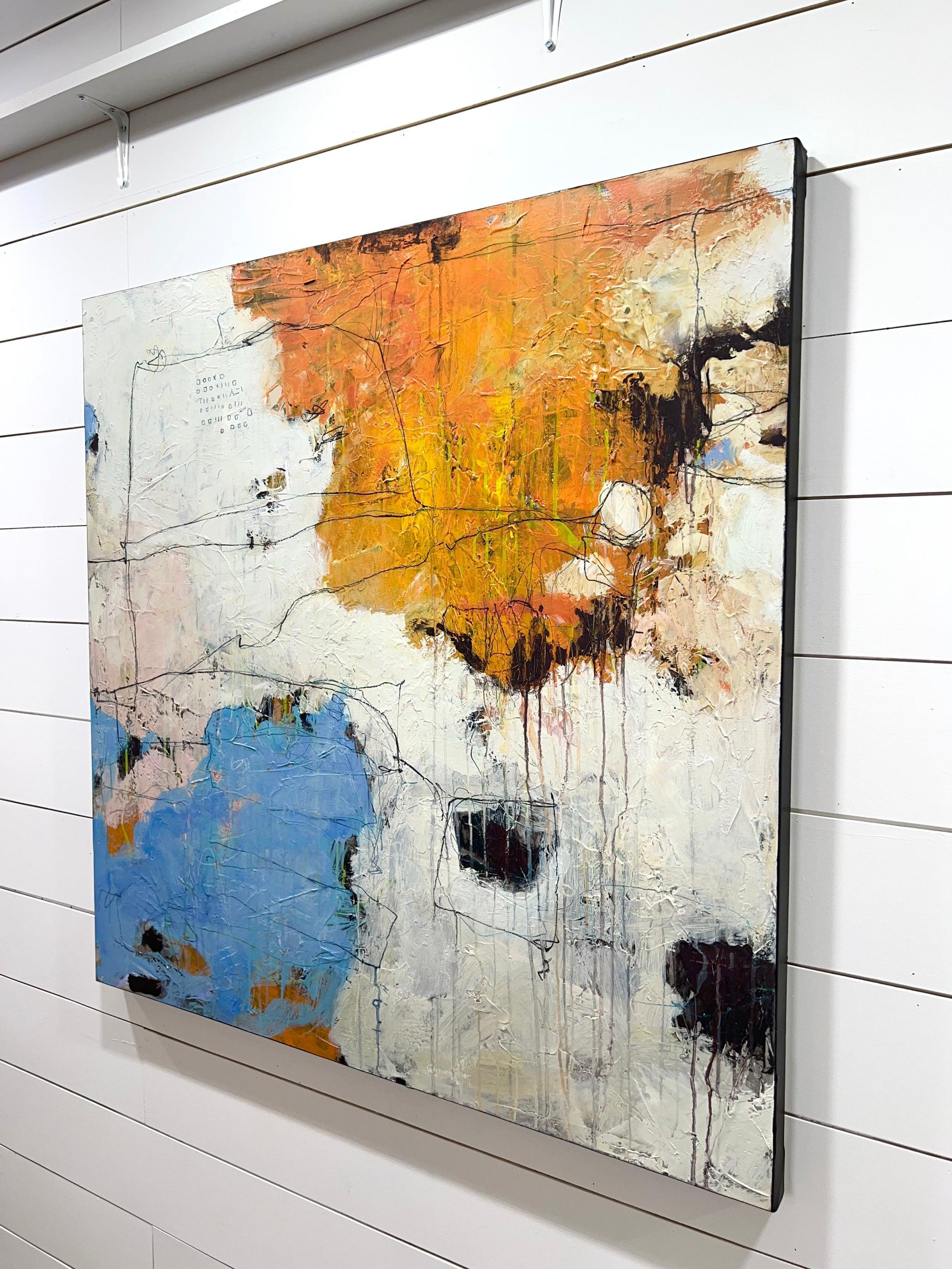 Die zeitgenössische Mixed-Media-Malerin Lori Mirabelli stellt eine abstrakte Komposition dar, die die Mystik und die Freude an tanzenden Wellen heraufbeschwört. Die Künstlerin trägt schichtweise abstrakte Farbflächen auf, die sehr gestisch und