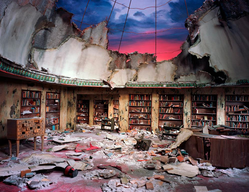 Color Photograph di Lori Nix and Kathleen Gerber - Banco di circolazione