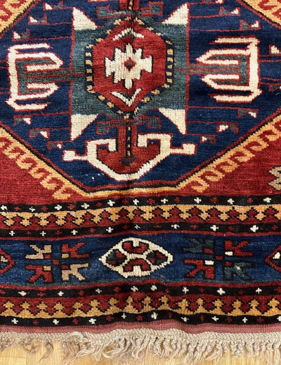 Tappeto Lori Pambak Kazak dall'Armenia, Caucaso sud-occidentale

Età: circa 1895

Dimensioni: 7′.5 