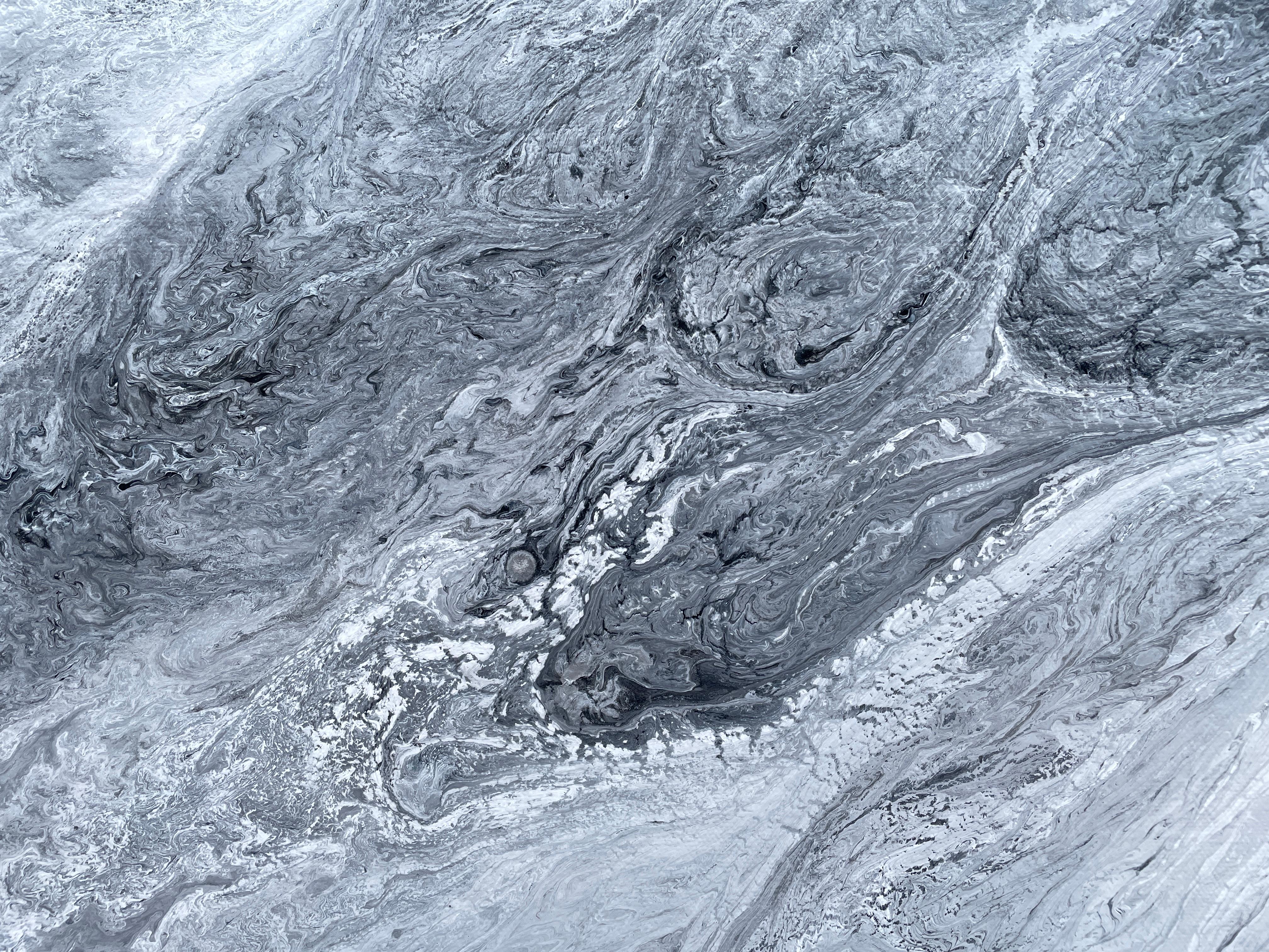 'Corrientes' de Lori Poncsak - Mármol blanco y gris Abstracto oceánico contemporáneo en venta 6