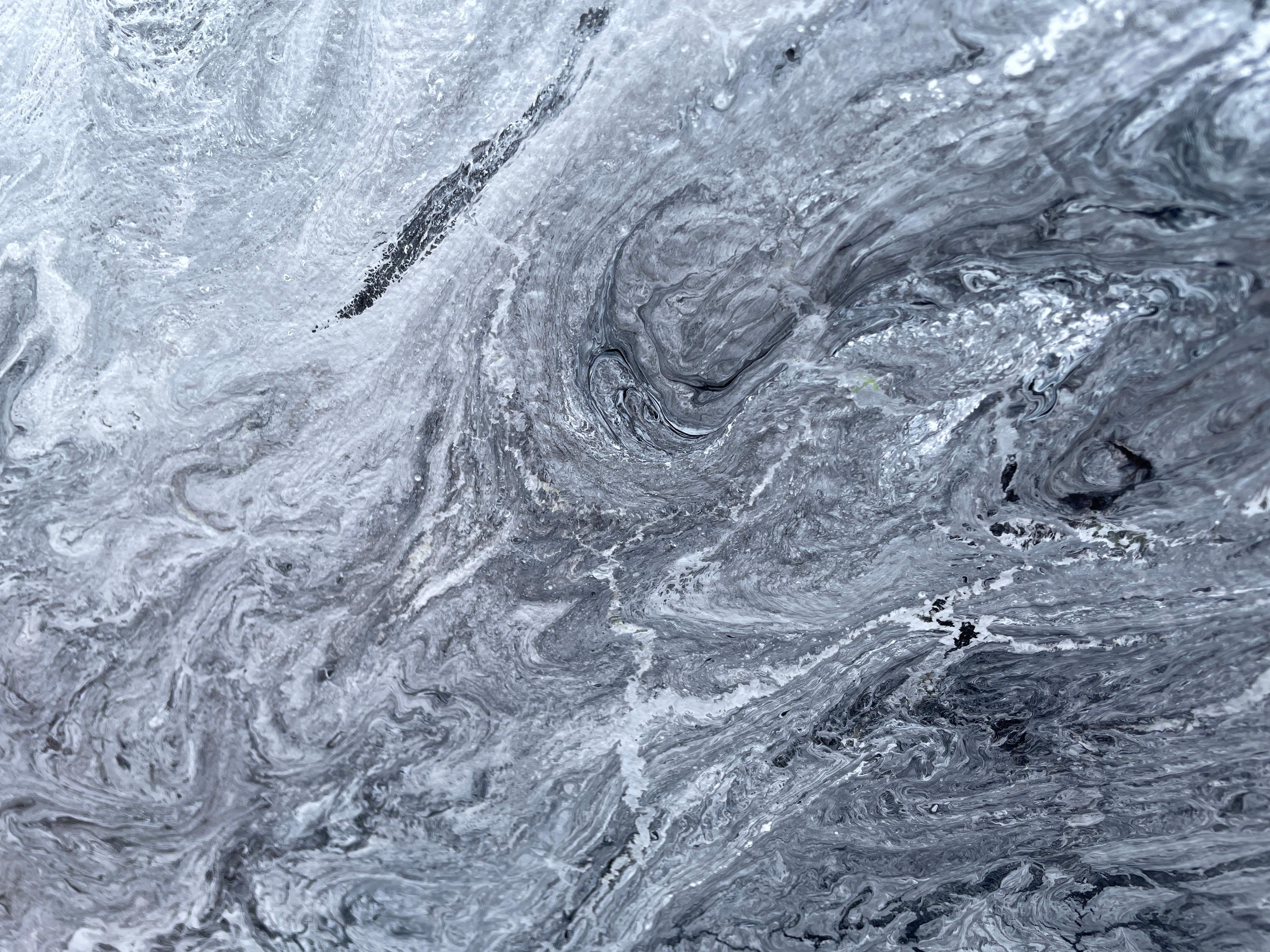 'Corrientes' de Lori Poncsak - Mármol blanco y gris Abstracto oceánico contemporáneo en venta 7