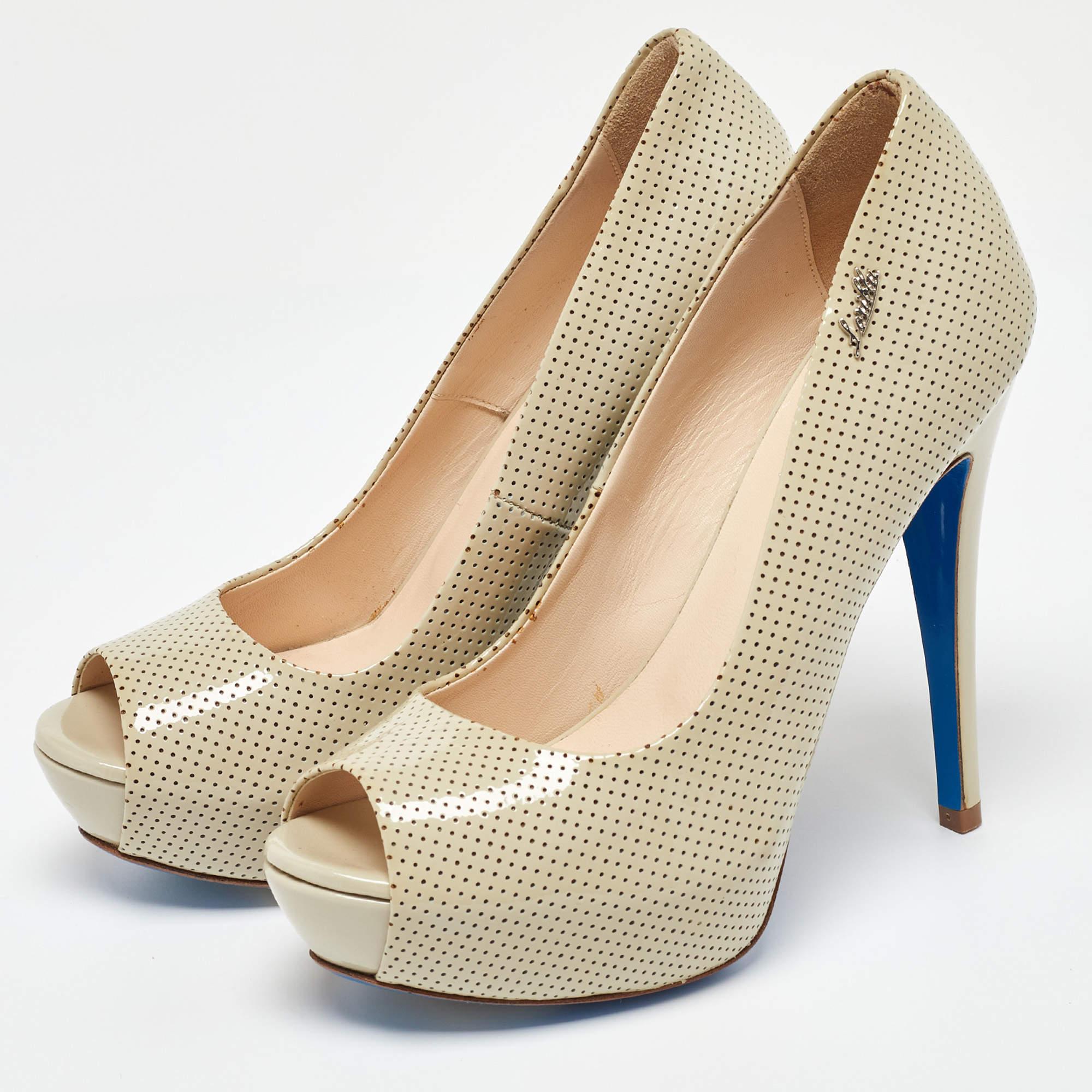 Ces magnifiques escarpins à plateforme Loriblu sont tout simplement remarquables. Recouverts de cuir verni, ils arborent des bouts pointus et sont dotés d'une confortable semelle intérieure doublée de cuir. Elles sont montées sur des talons de 14 cm