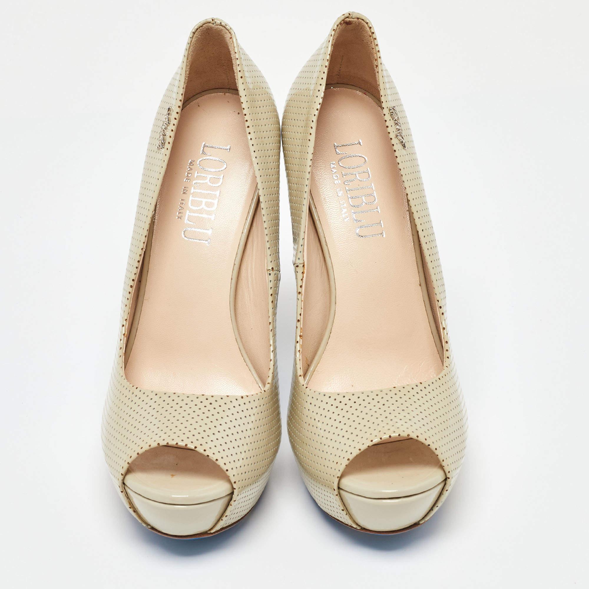 Beige Loriblu escarpins à bout ouvert en cuir verni perforé beige, taille 37 en vente