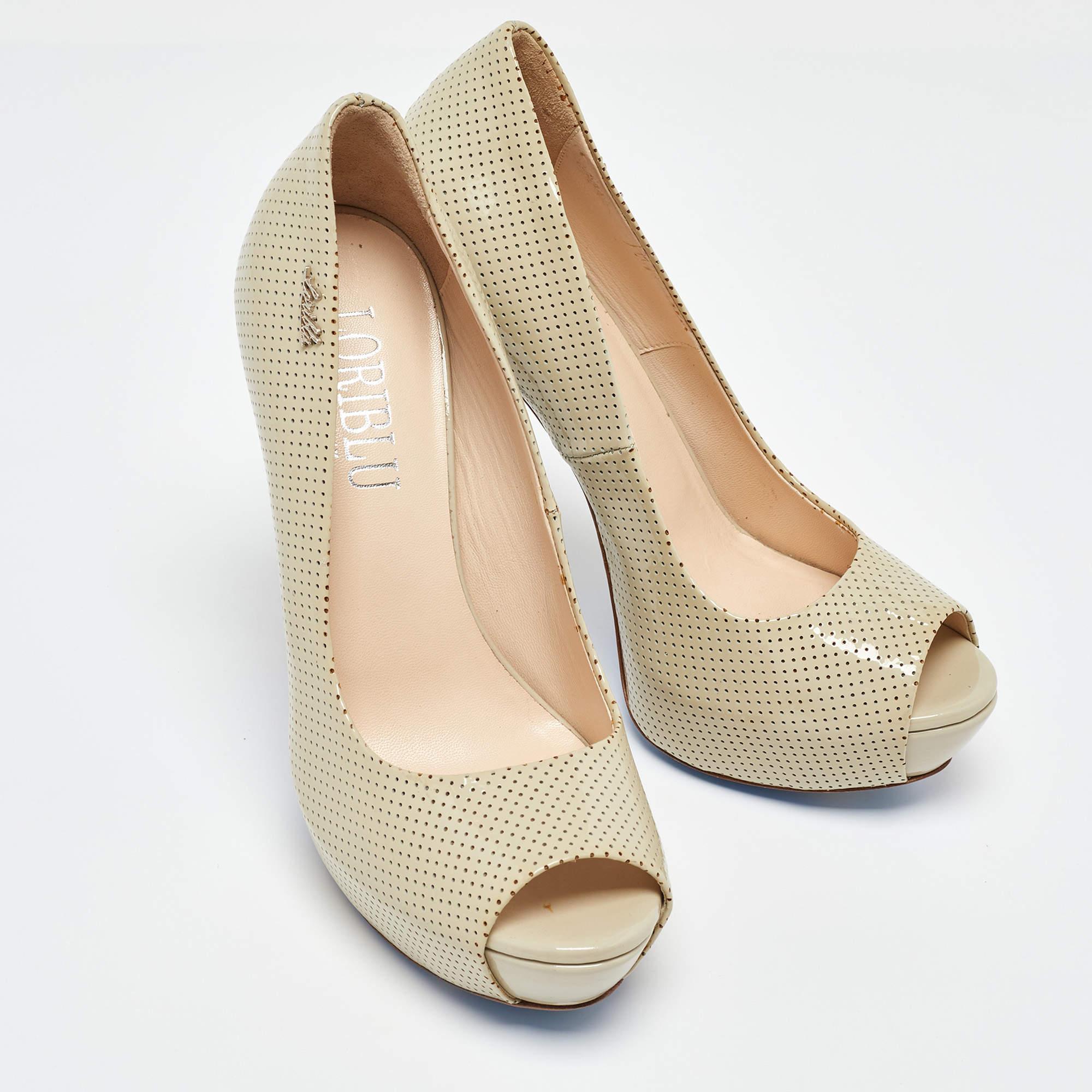 Loriblu escarpins à bout ouvert en cuir verni perforé beige, taille 37 Excellent état - En vente à Dubai, Al Qouz 2