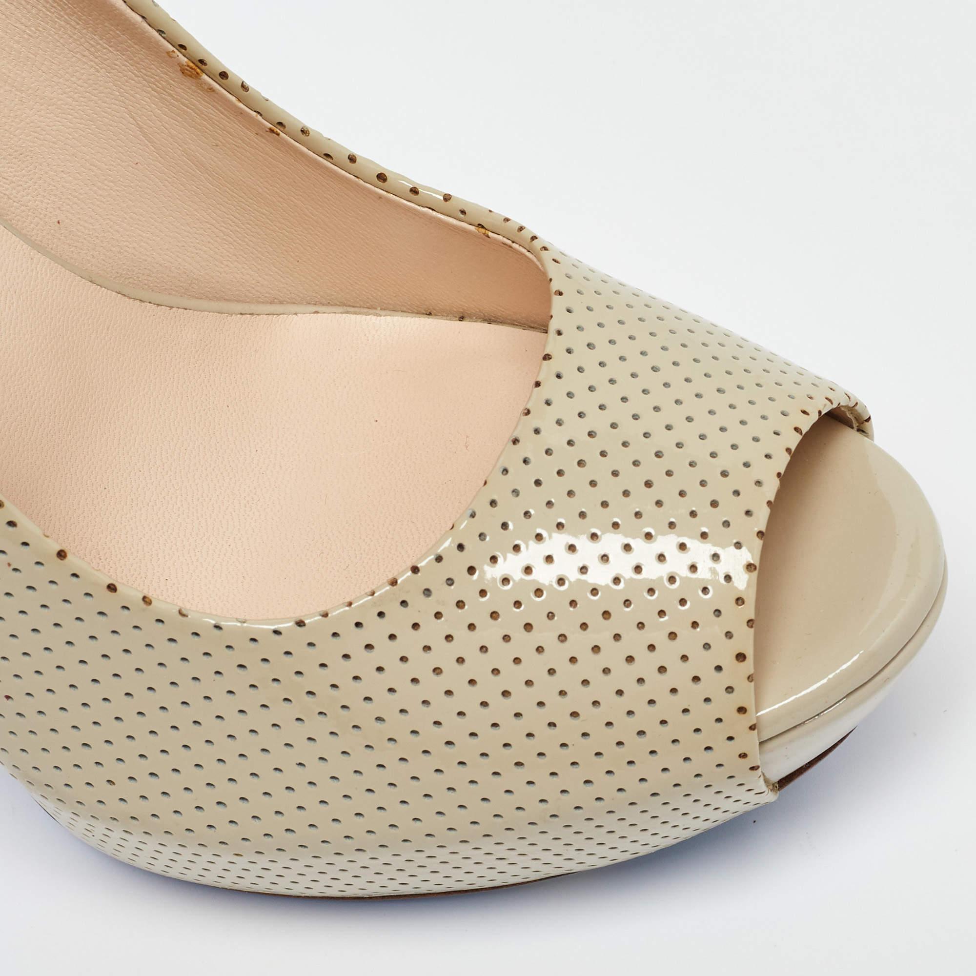 Loriblu escarpins à bout ouvert en cuir verni perforé beige, taille 37 en vente 2
