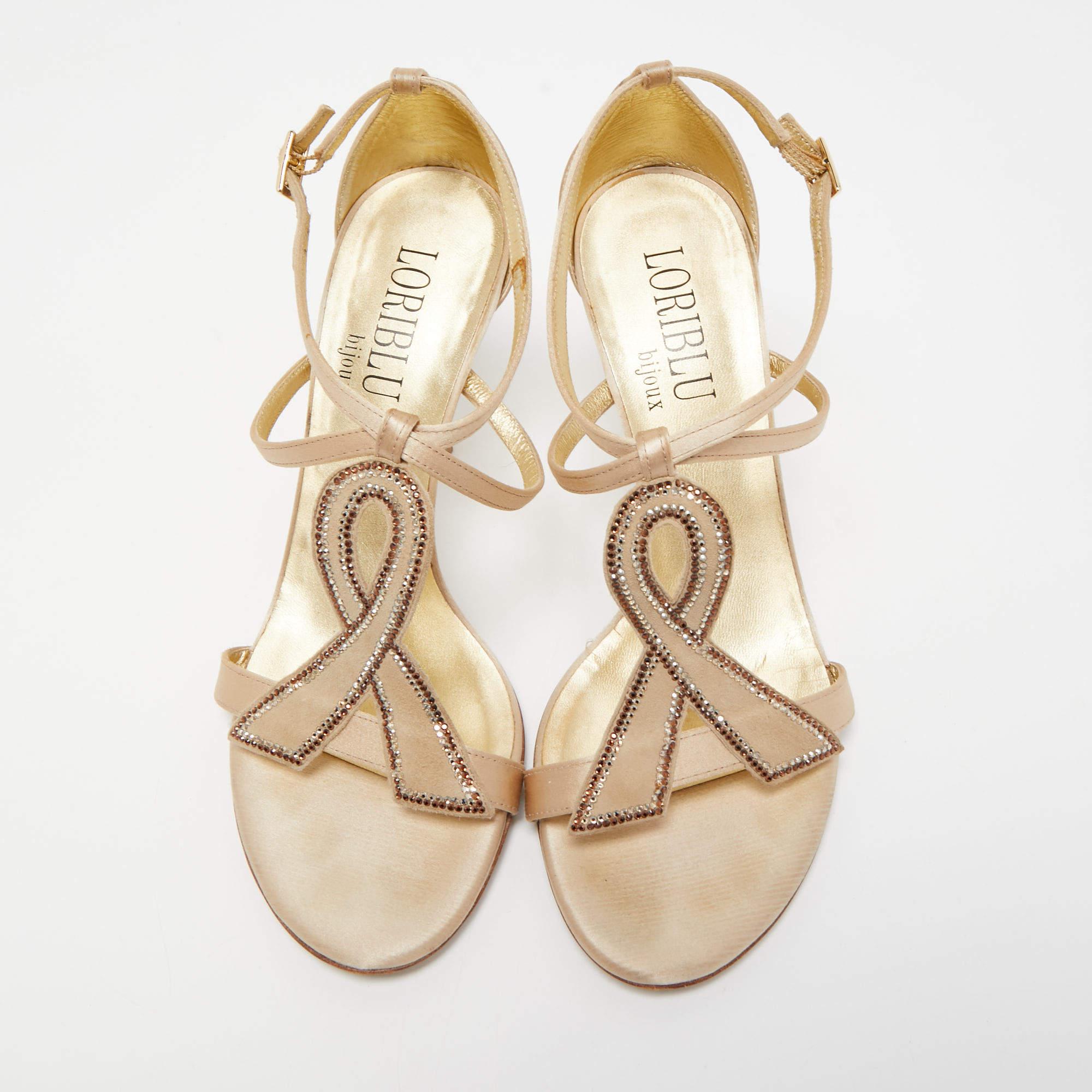 Loriblu Beige Satin Kristall Knöchelriemen-Sandalen Größe 38 im Zustand „Gut“ im Angebot in Dubai, Al Qouz 2