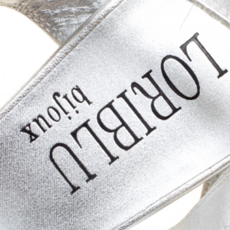 Diese exquisiten, eleganten und bezaubernden Sandalen von Loriblu machen Sie zu einem echten Hingucker und bringen Ihnen unendlich viele Komplimente ein! Die metallic-silbernen Sandalen sind aus Leder gefertigt und haben eine offene Zehensilhouette.