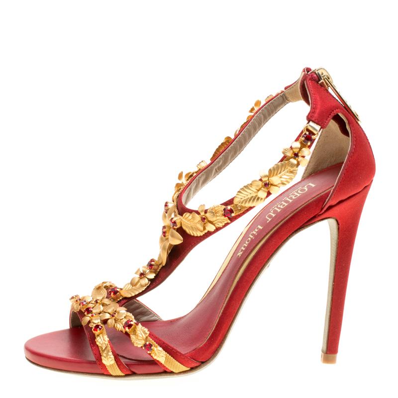 Resplendent, ravishing and regal, these sandals from Loriblu will make you shine brighter than the sun! Lovely in red, these sandals are crafted from satin and feature an open toe silhouette. They flaunt crisscross vamp straps and a T-strap design.