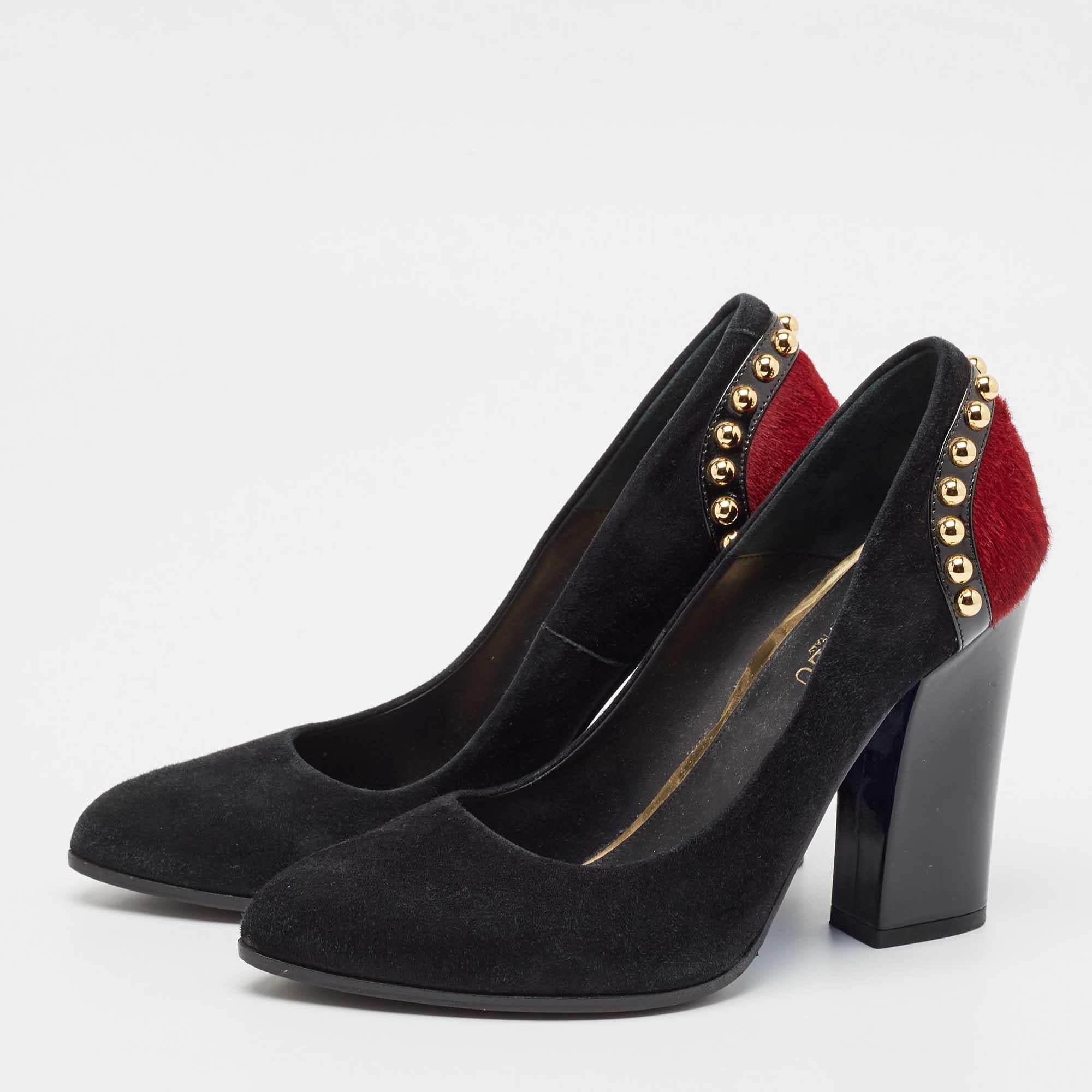 Féminité et élégance sont au rendez-vous  ces escarpins présentent une silhouette chic et un design attrayant. Vous pouvez porter ces escarpins pour un look élégant.