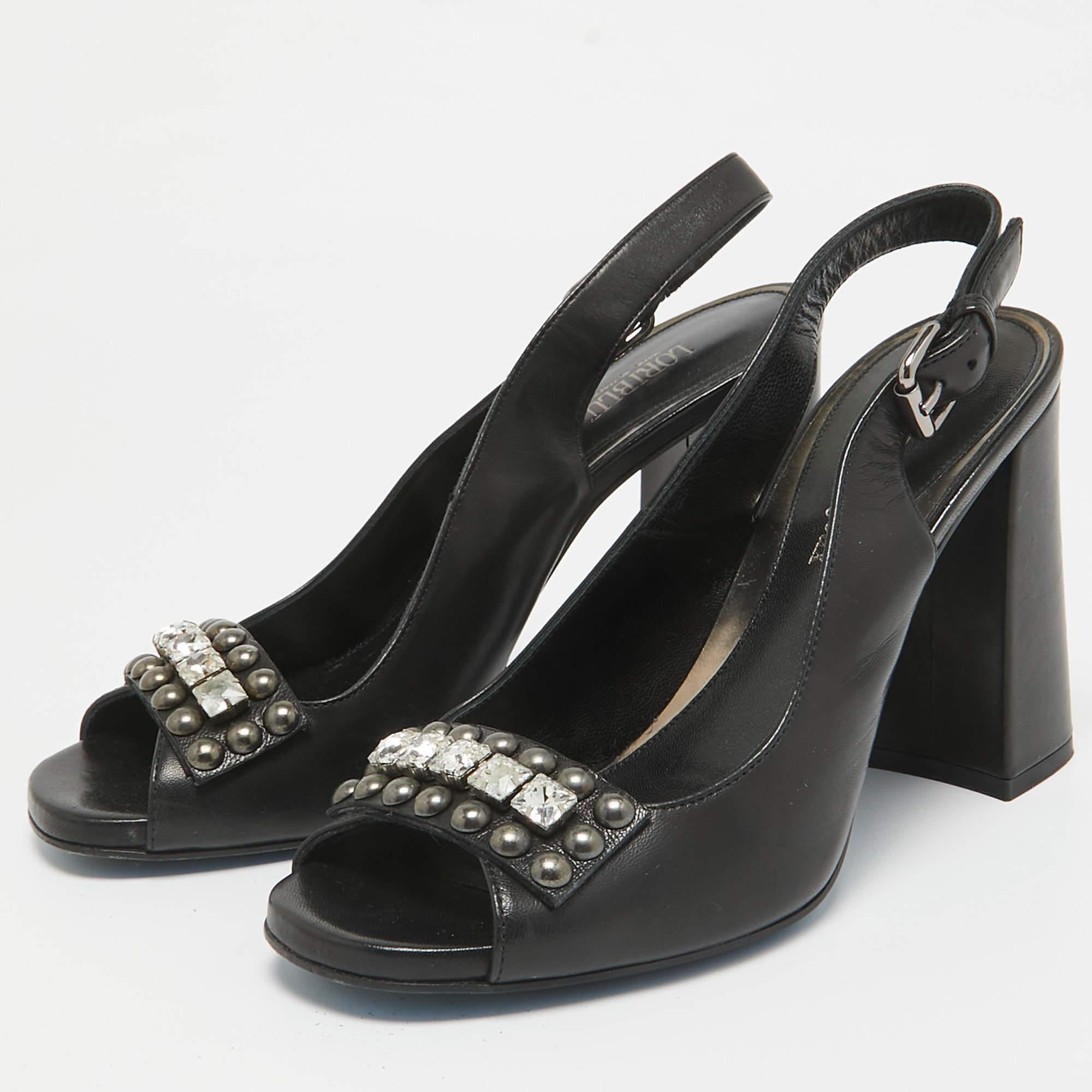 Cette paire d'escarpins de Loriblu est tout à fait envoûtante et remplie de tant de beauté  ils font palpiter nos cœurs. Ces chaussures ont un extérieur noir élégant et une fermeture à boucle au niveau de la cheville.  cristaux décorés sur les