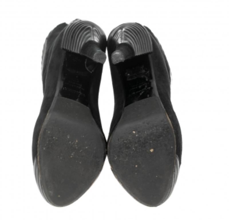 Les bottes sont un élément essentiel de votre garde-robe, et ces bottes Loriblu, fabriquées à partir de matériaux de première qualité, sont un choix judicieux. Offrant le meilleur du confort et du style, cette paire à semelle robuste sera parfaite