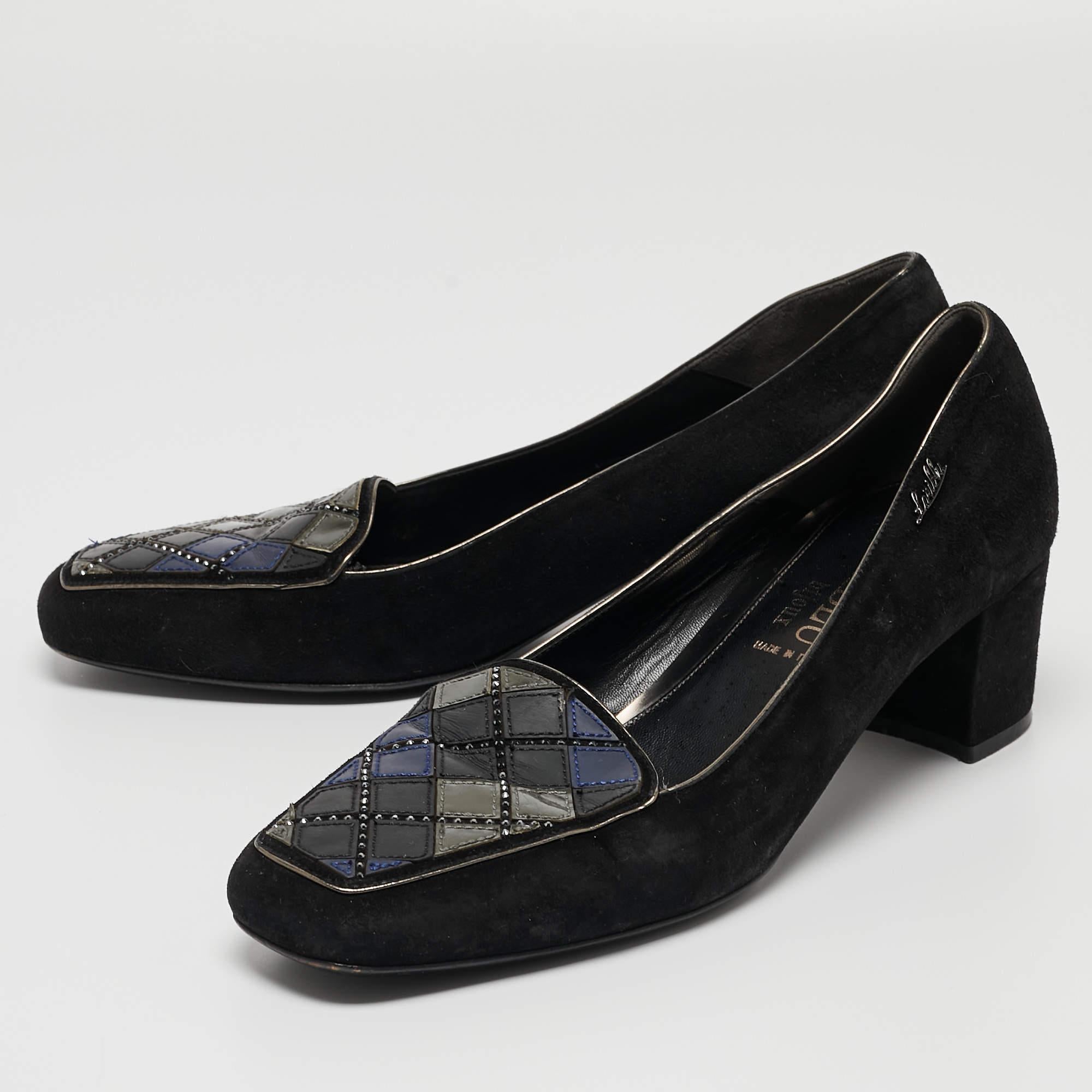 Faites preuve de chic avec ces escarpins de créateur. Ils présentent des talons robustes et des semelles durables, parfaits pour vos sorties à la mode.