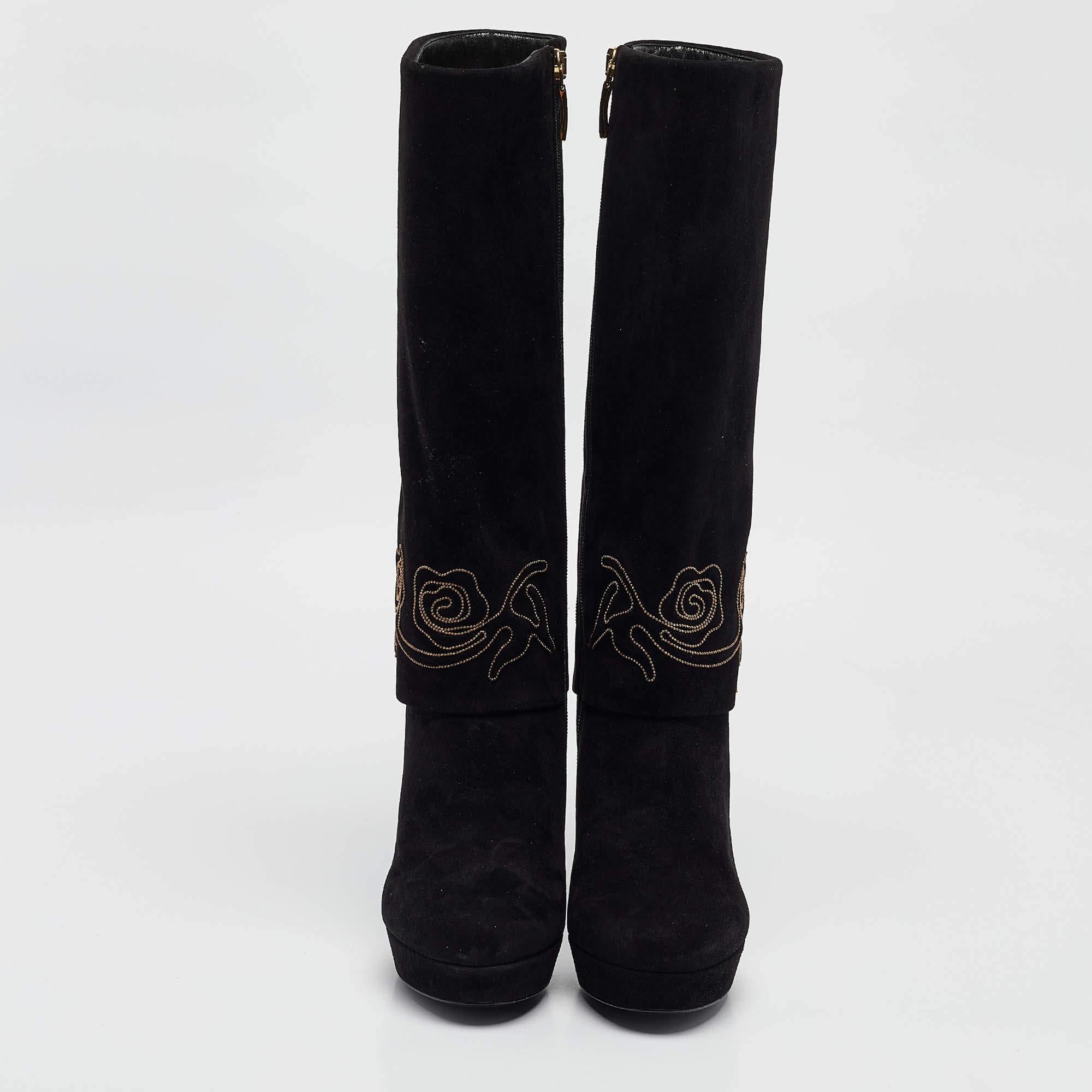 Loriblu Schwarze knielange Stiefel aus Wildleder mit Manschettenstickerei Größe 37,5 im Zustand „Hervorragend“ im Angebot in Dubai, Al Qouz 2