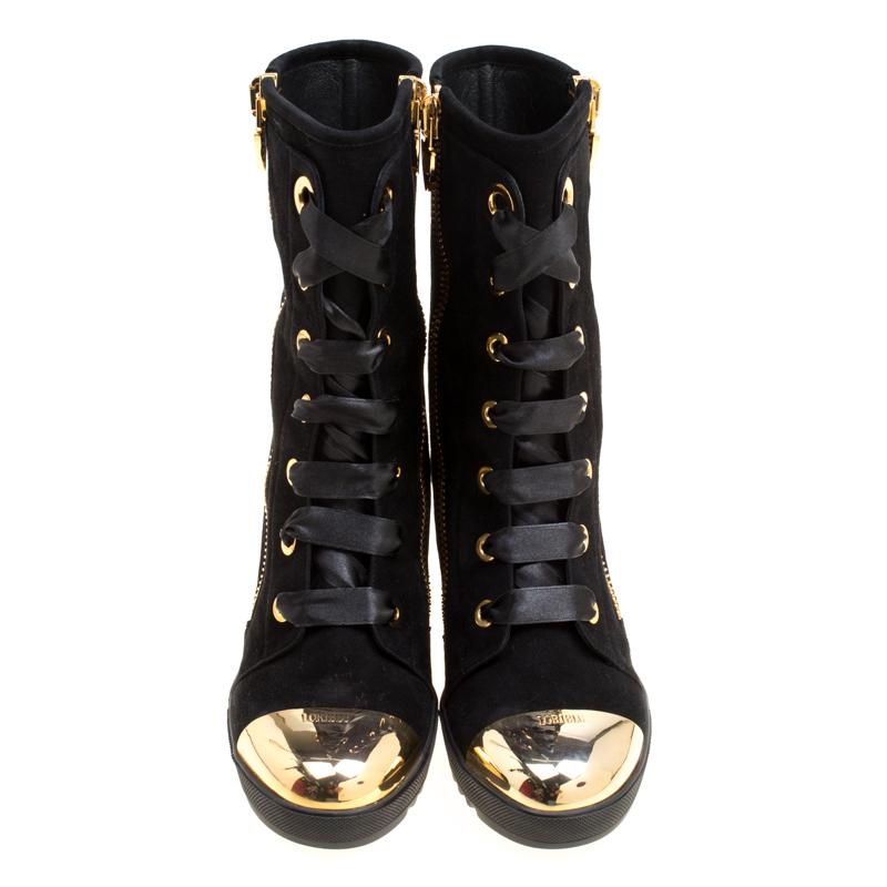 Let your latest shoe addition be this fabulous pair of calf boots from Loriblu that will make you stand out in the crowd. The black boots have been crafted from suede and feature gold-tone metal detailed cap toes. They flaunt lace-ups on the vamps