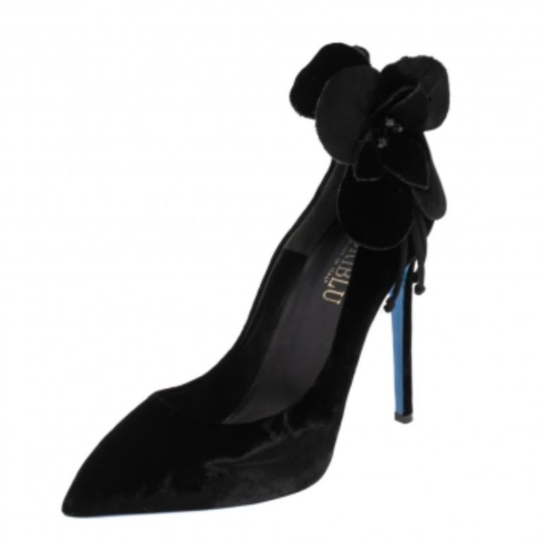 Loriblu Black Velvet Flower Applique Pumps Size 40 In Good Condition For Sale In Dubai, Al Qouz 2
