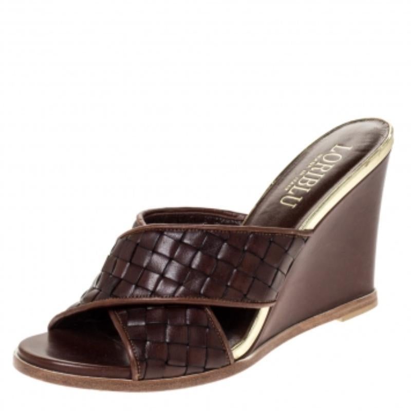 Ces sandales Loriblue incontournables sont parfaites pour les déjeuners et les sorties en journée. Fabriquées en cuir tissé de qualité, elles se déclinent dans des teintes dorées et marron. Ils sont dotés d'orteils ouverts, de brides croisées, de