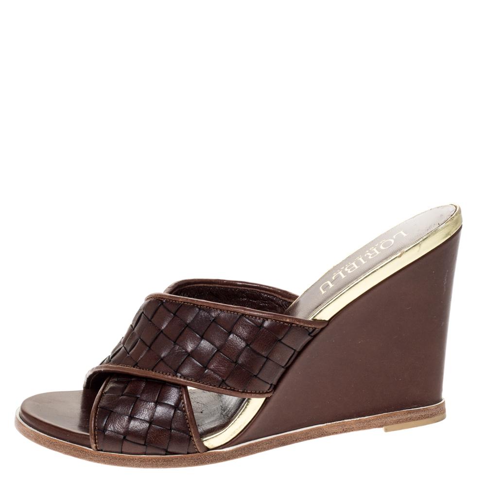 These must-have Loriblue sandals are perfect for lunches and day outings. Crafted from quality woven leather, they come in hues of gold & brown. They are styled with open toes, criss-cross straps, 10 cm wedge heels and leather & rubber soles. Grab