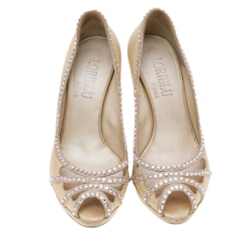 Loriblu Cremefarbene Leder-Pumps mit Kristallverzierung und Peep Toe Größe 37 im Zustand „Relativ gut“ im Angebot in Dubai, Al Qouz 2