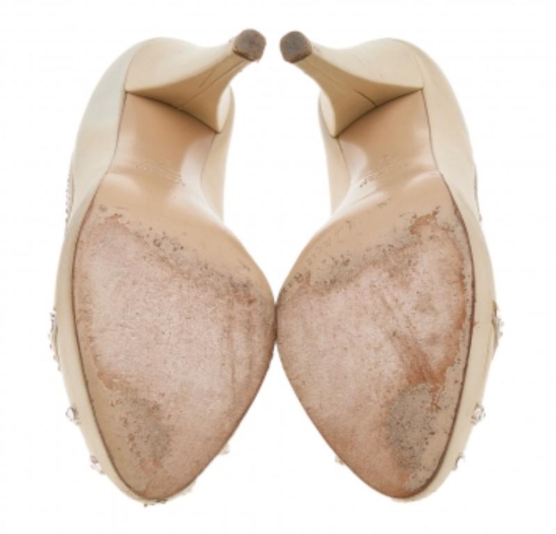 Loriblu Cremefarbene Leder-Pumps mit Kristallverzierung und Peep Toe Größe 37 im Angebot 2