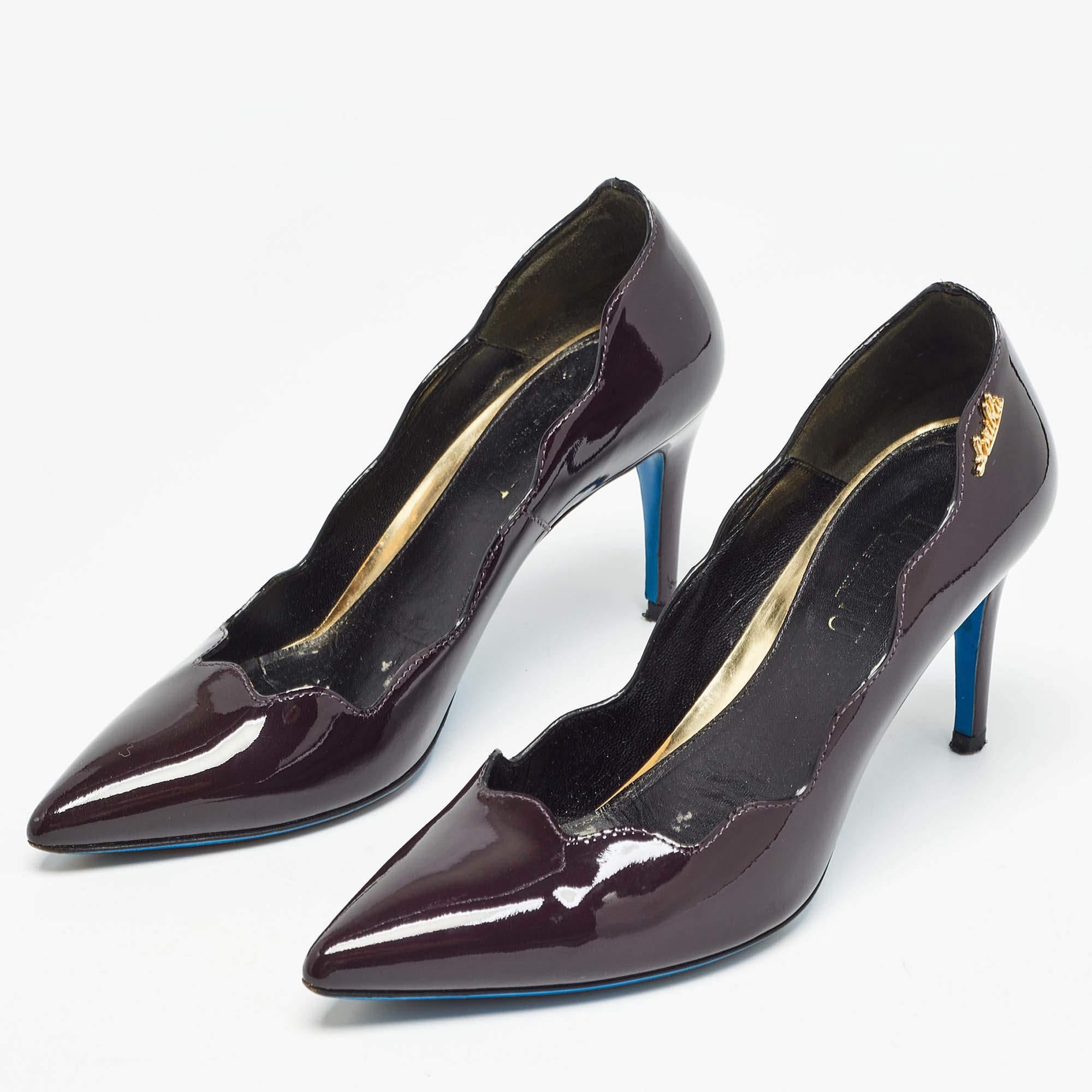 Faites preuve de chic avec ces escarpins de créateur. Ils présentent des talons robustes et des semelles durables, parfaits pour vos sorties à la mode.