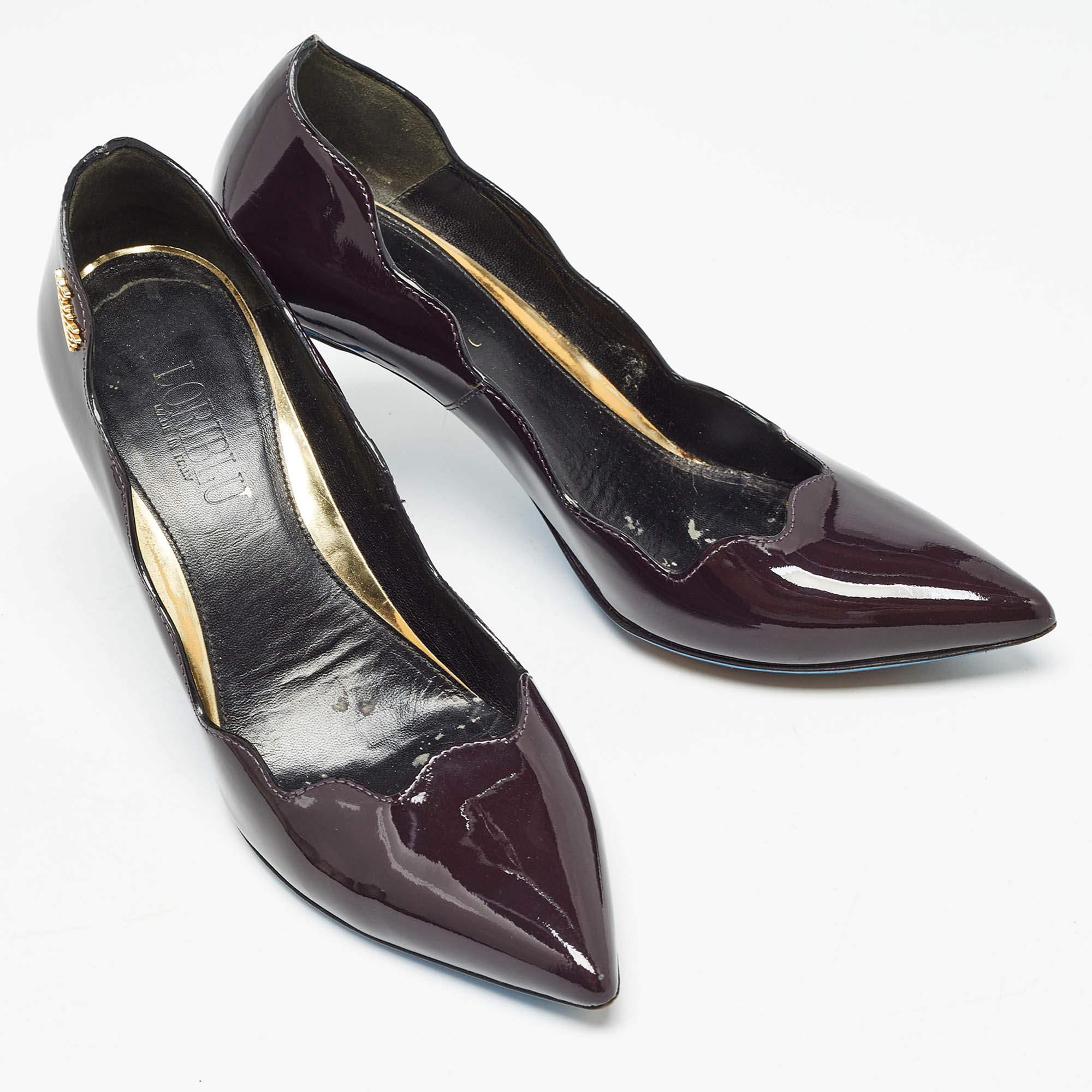 Loriblu Escarpins à bout pointu en cuir verni brun foncé Taille 35 Bon état - En vente à Dubai, Al Qouz 2