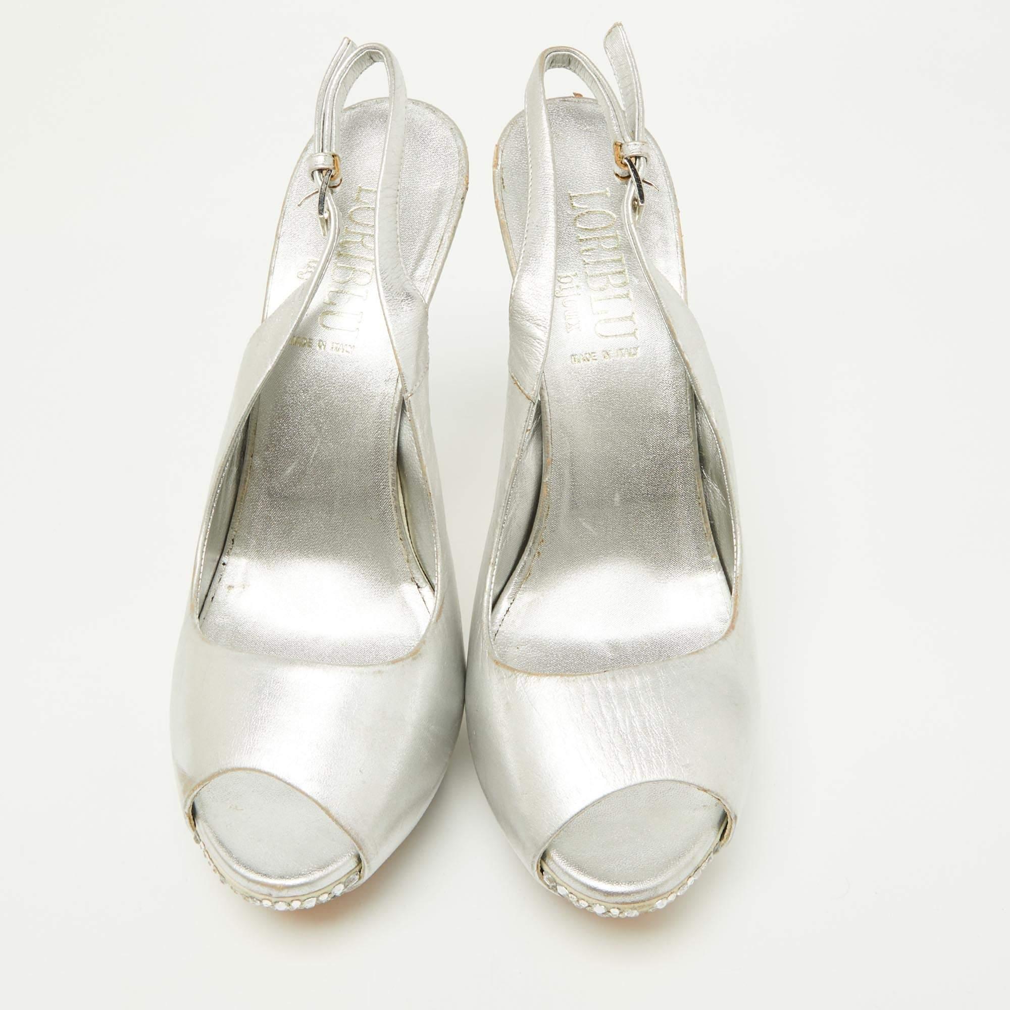 Beige Loriblu, in pelle metallizzata e impreziosita da cristalli, ha una piattaforma con tacco a spillo di 39,5 cm. in vendita