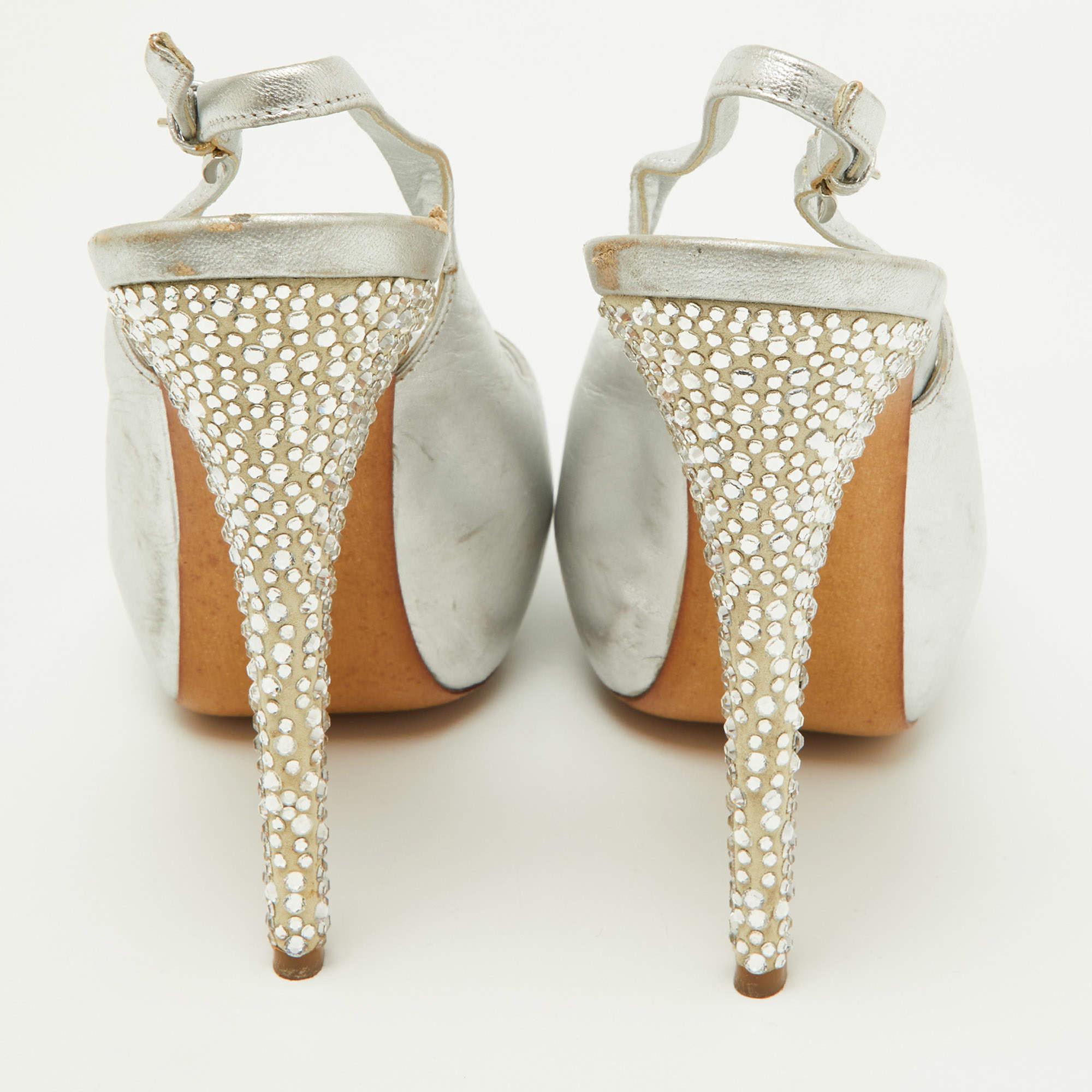 Donna Loriblu, in pelle metallizzata e impreziosita da cristalli, ha una piattaforma con tacco a spillo di 39,5 cm. in vendita