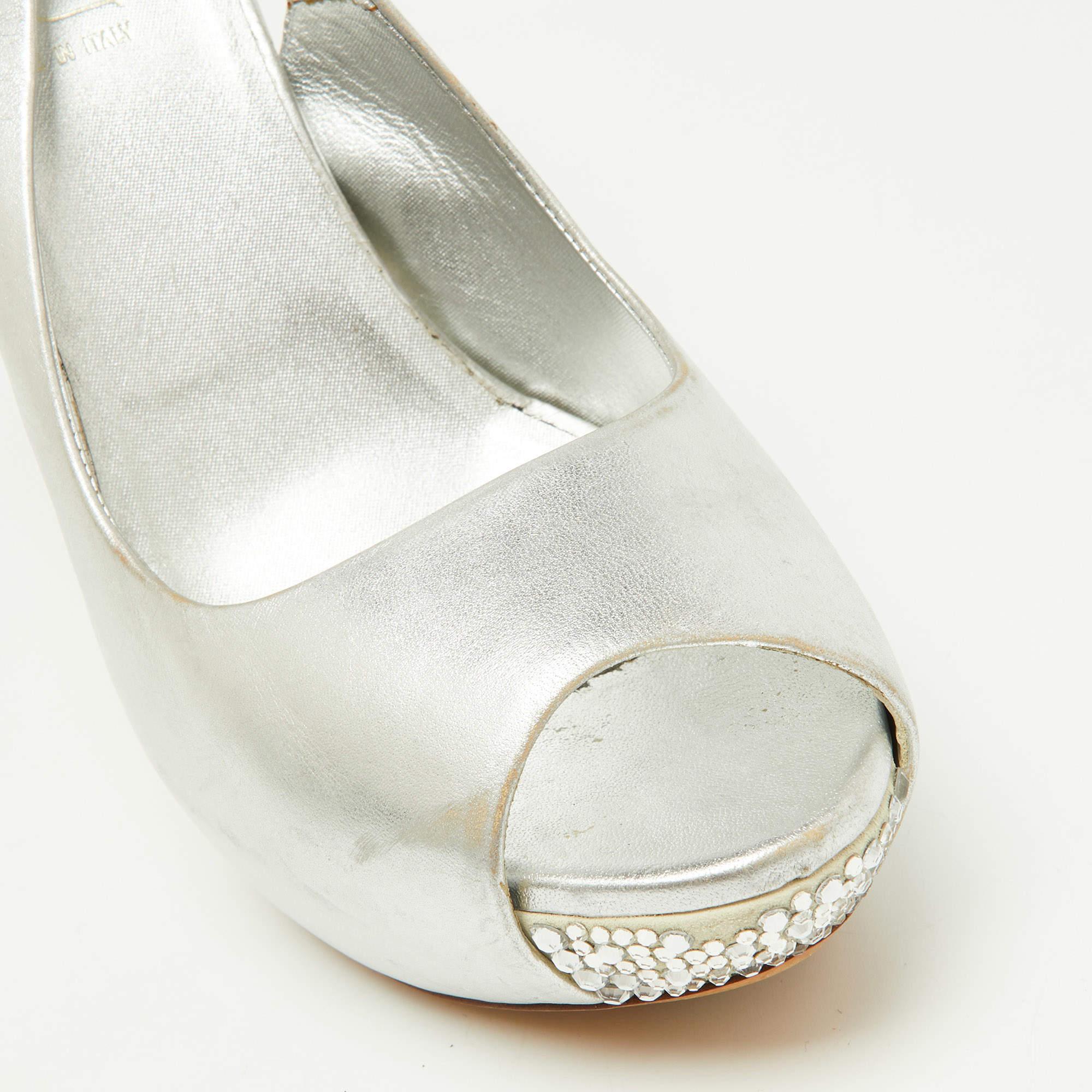 Loriblu, in pelle metallizzata e impreziosita da cristalli, ha una piattaforma con tacco a spillo di 39,5 cm. in vendita 3