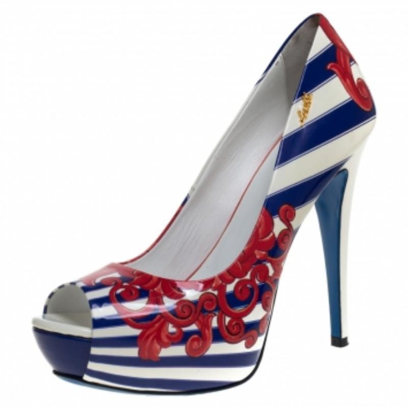 Sei pronto a innamorarti di queste imponenti décolleté di Loriblu. Queste favolose décolleté sono realizzate in pelle verniciata e presentano un vivace motivo di stampa multicolore. Con uno stile peep toe, il paio è dotato anche di solette foderate