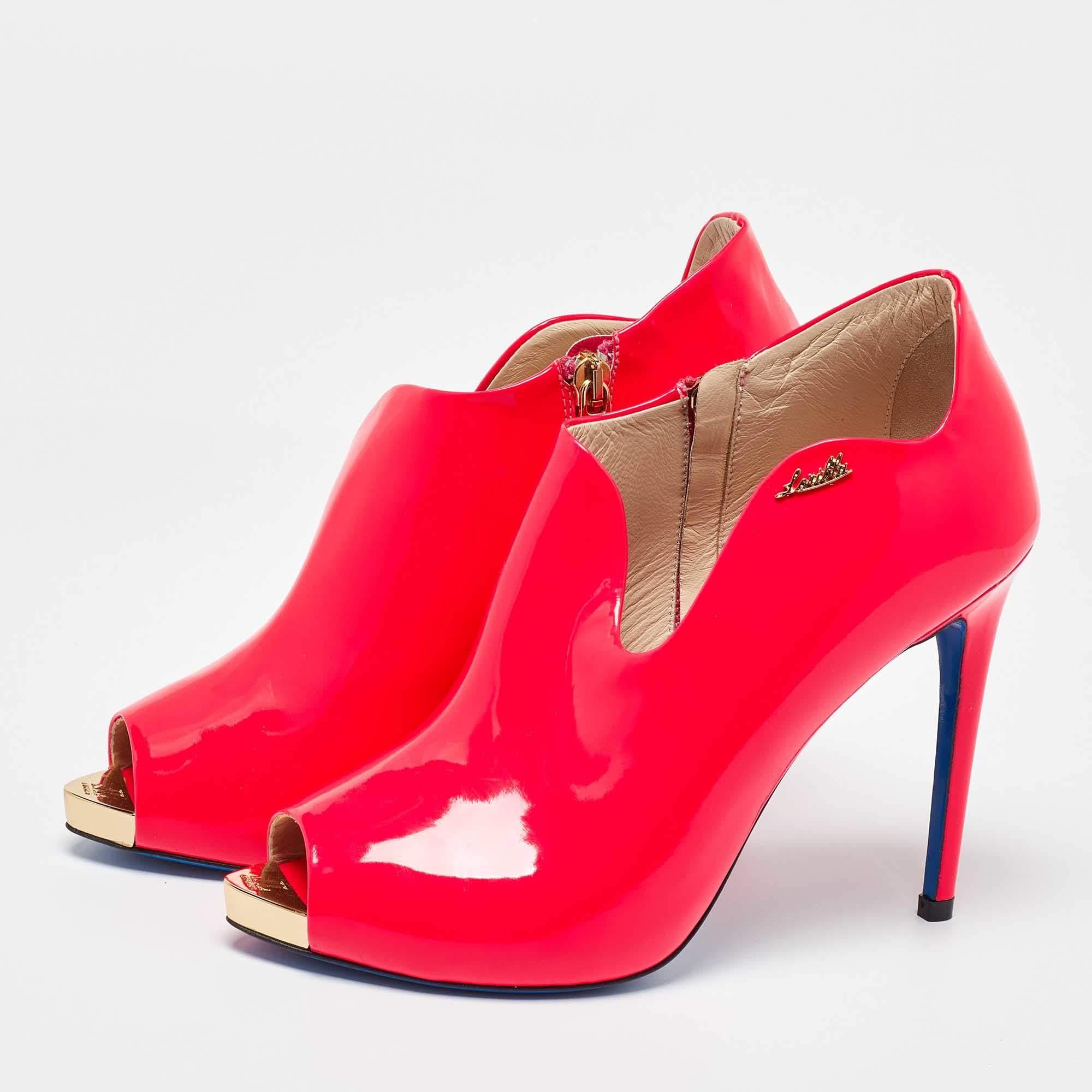 Parfaitement cousues et finies pour garantir un look et une coupe élégants, ces bottines Eleg sont un achat que vous adorerez arborer. Ils sont très beaux sur les pieds.