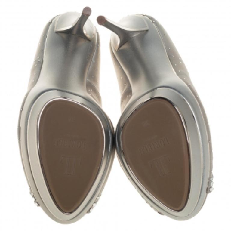 These gorgeous platform pumps from Loriblu simply stand out! Covered in crystal-embellished silver satin, they flaunt peep toes and come endowed with comfortable leather-lined insoles. They stand tall on 14 cm heels and will look amazing with your