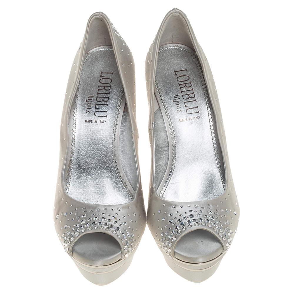 Loriblu Silber Satin Kristall verschönert Peep Toe Plateau Pumps Größe 38 im Zustand „Relativ gut“ in Dubai, Al Qouz 2