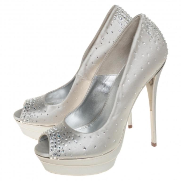 Loriblu Silver Satin Crystal Embellished Peep Toe Platform Pumps Size 38 In Good Condition For Sale In Dubai, Al Qouz 2