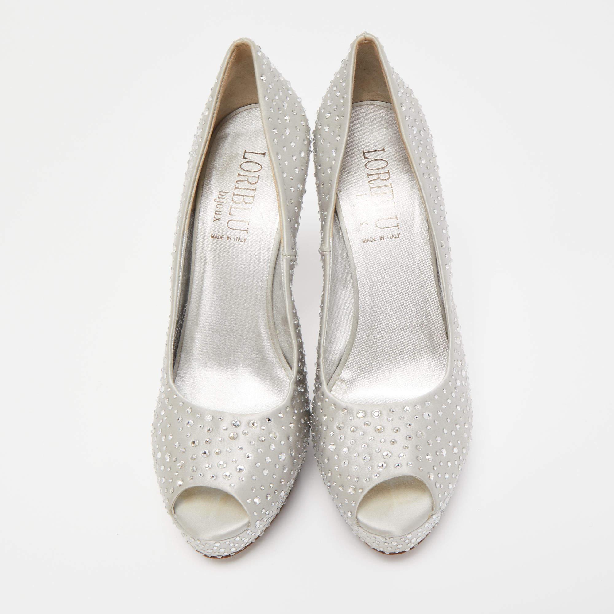 Loriblu Silver Satin Crystal Embellished Peep Toe Platform Pumps Size 40 In Good Condition For Sale In Dubai, Al Qouz 2