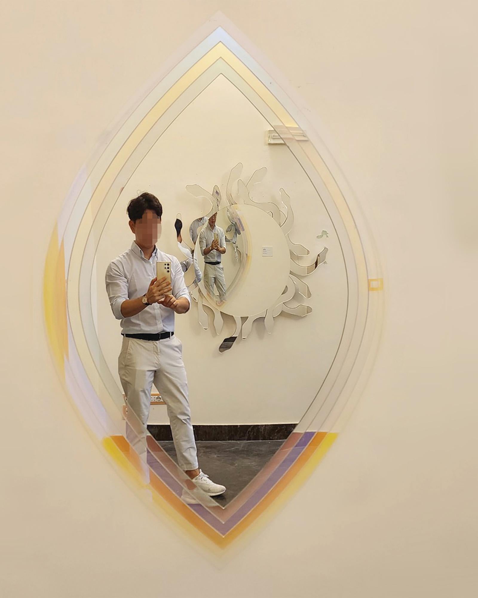 Acier inoxydable L'Origine du Monde Grand miroir d'art mural contemporain multicolore en vente