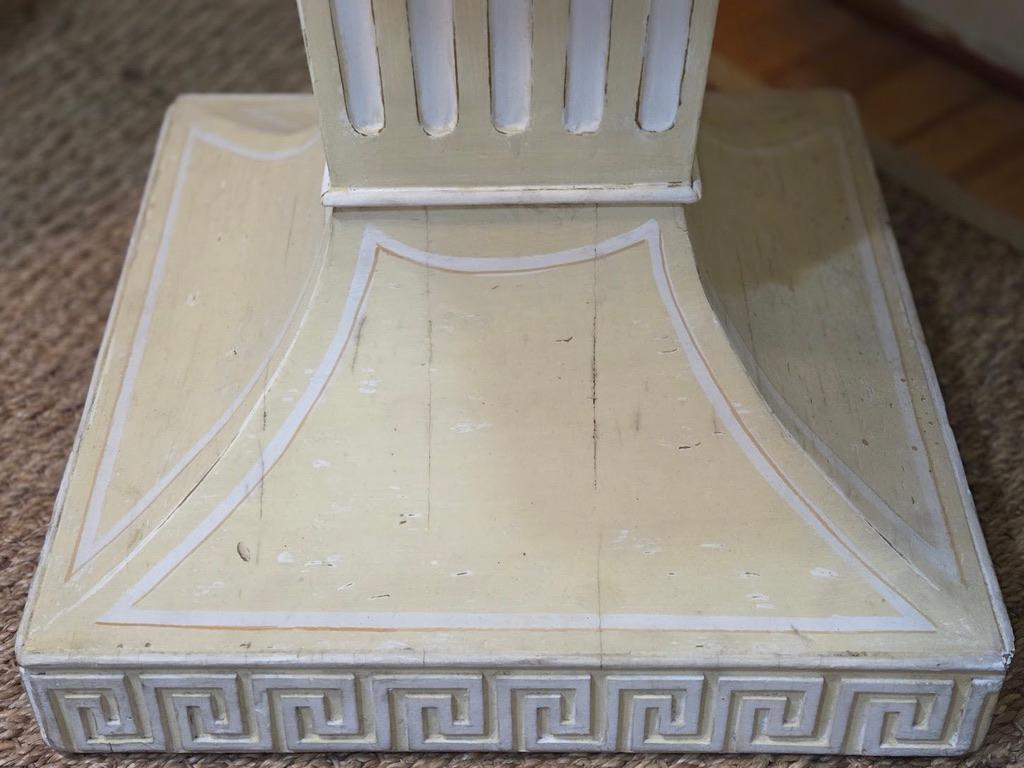 Lorin Jackson Grosfeld House Paire de consoles néoclassiques sculptées Dessus cuir années 1940 en vente 3